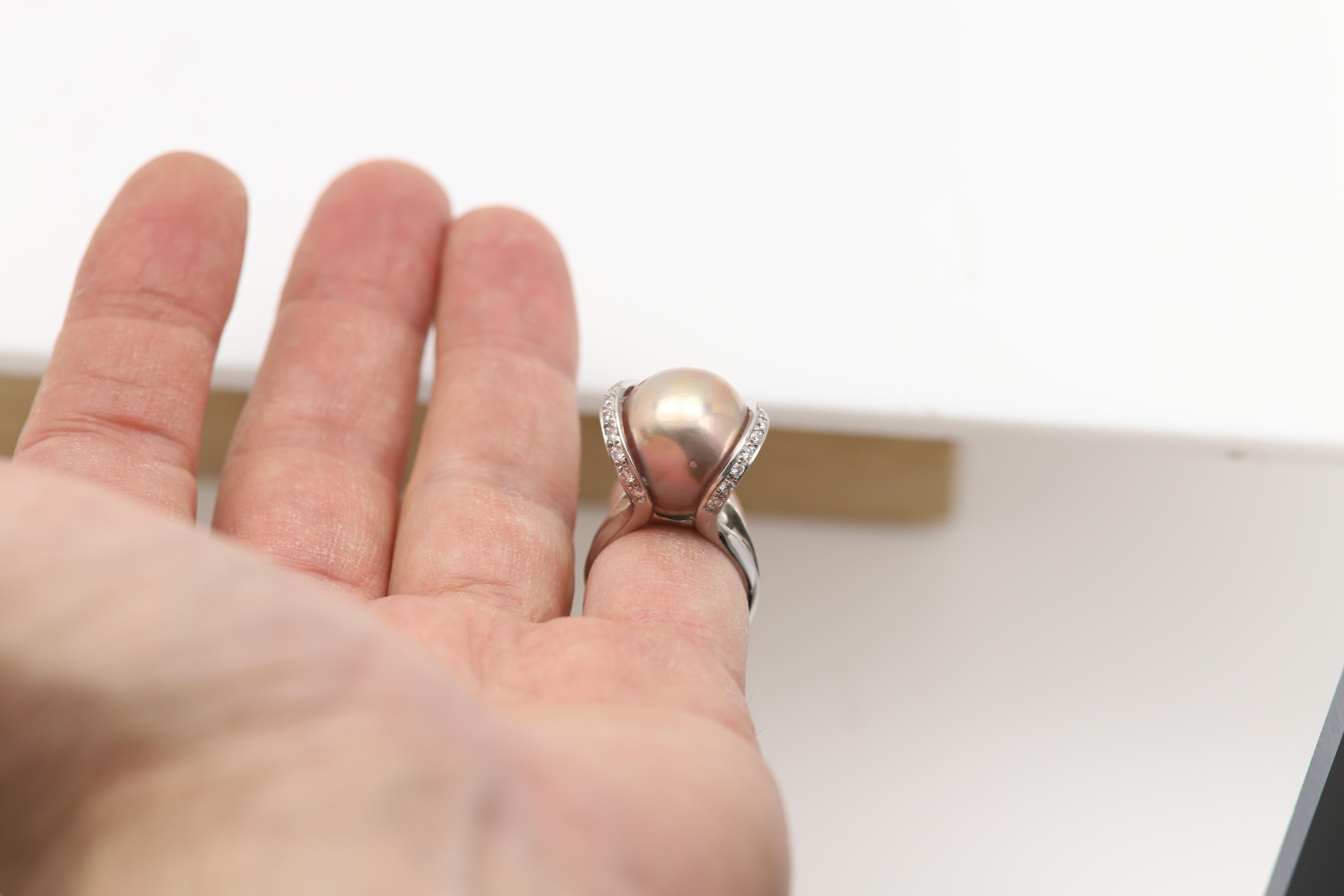 Donna Anello di bronzo d'epoca con perle naturali del mare del Sud, solido, 14 carati e diamanti in vendita