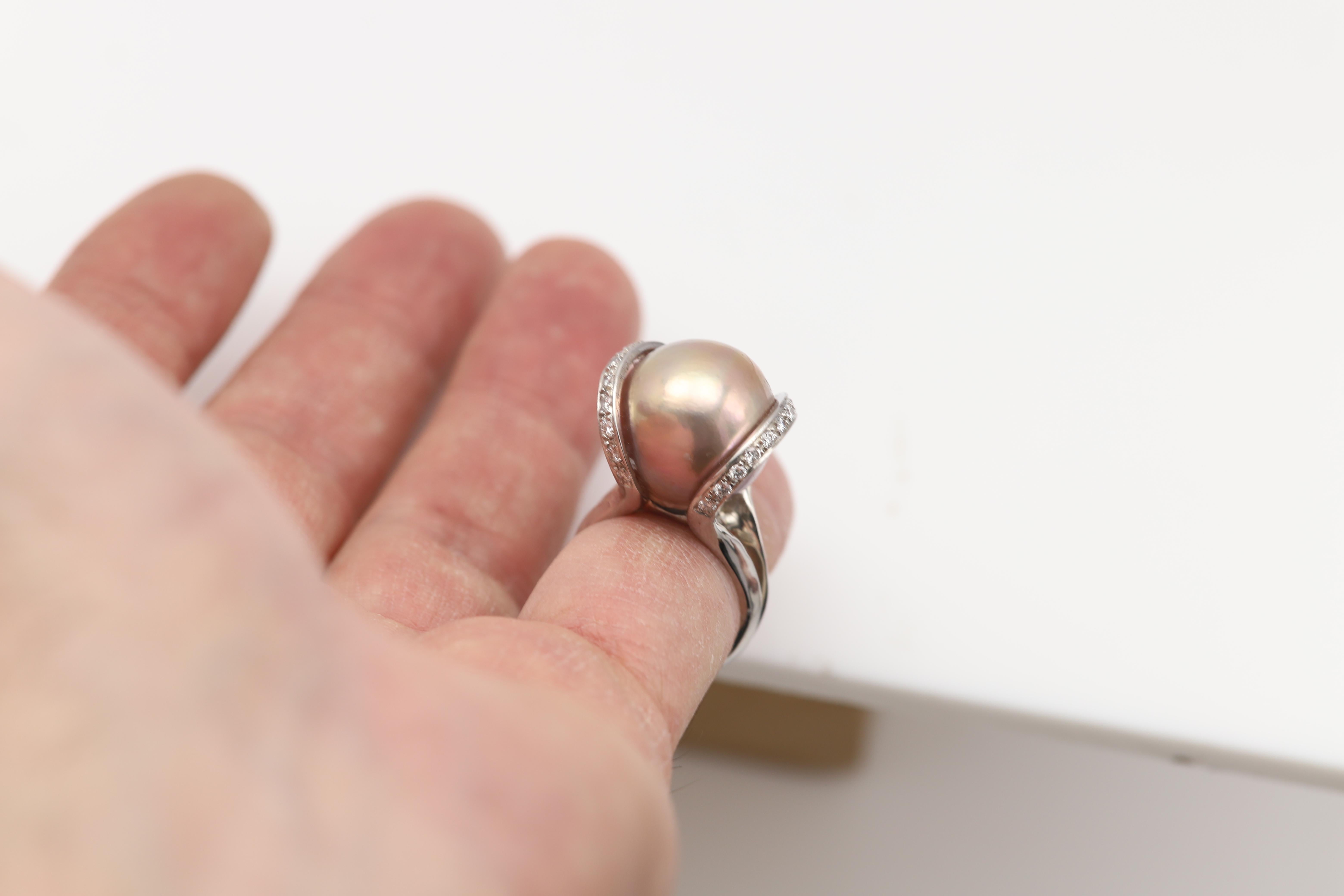 Anello di bronzo d'epoca con perle naturali del mare del Sud, solido, 14 carati e diamanti in vendita 1