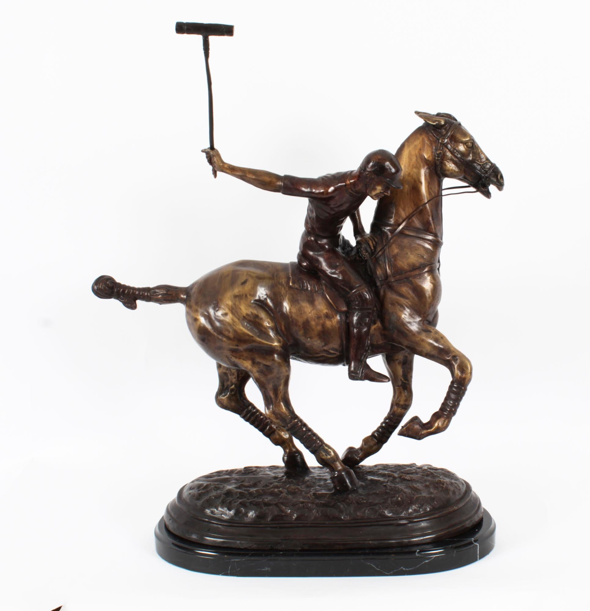 Il s'agit d'une belle sculpture en bronze représentant un joueur de polo sur son cheval galopant vers la balle à grande vitesse, datant du dernier quart du 20e siècle.

Coulée selon le procédé traditionnel de la cire perdue.

L'attention portée aux