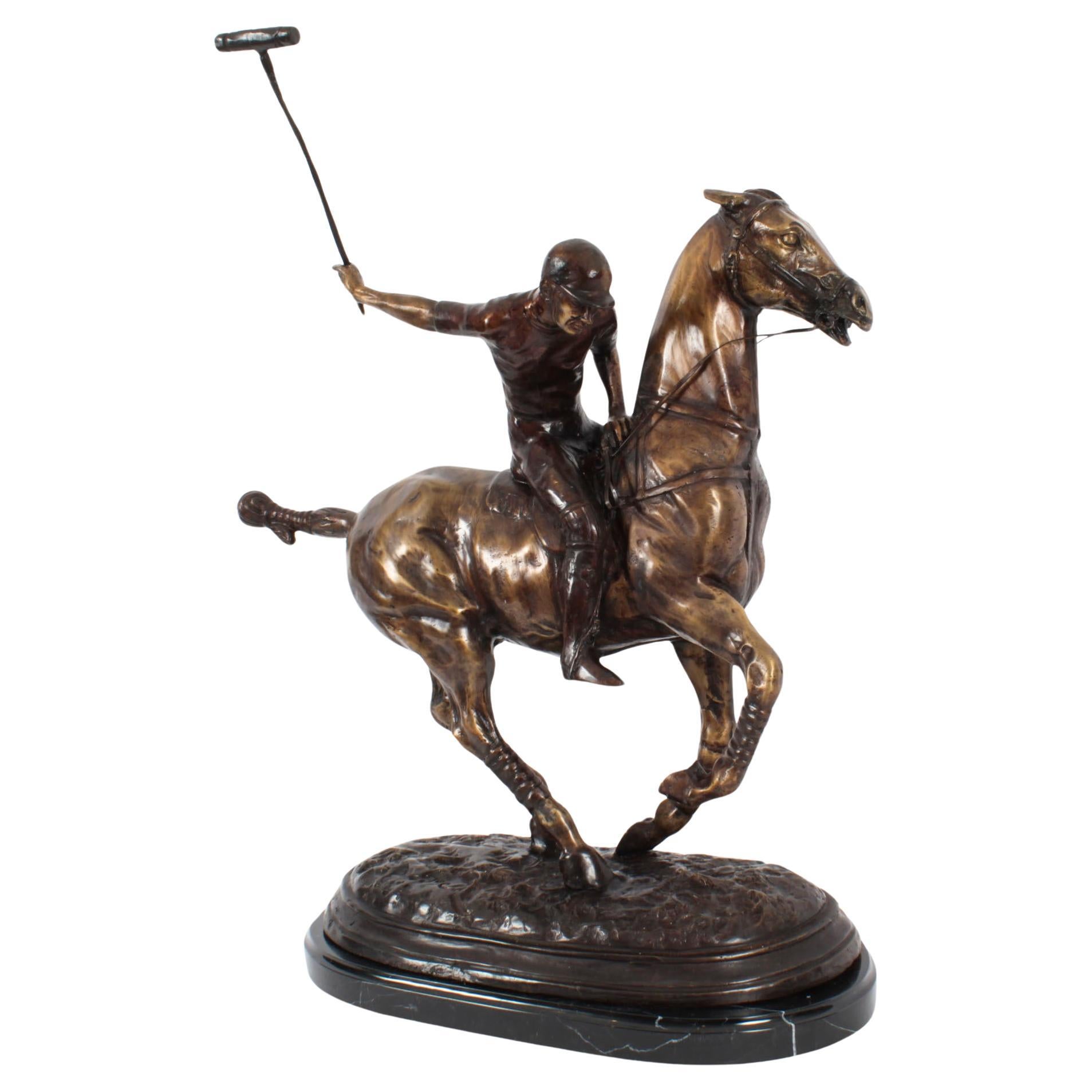 Scultura in bronzo d'epoca del giocatore di polo al galoppo del 20° secolo