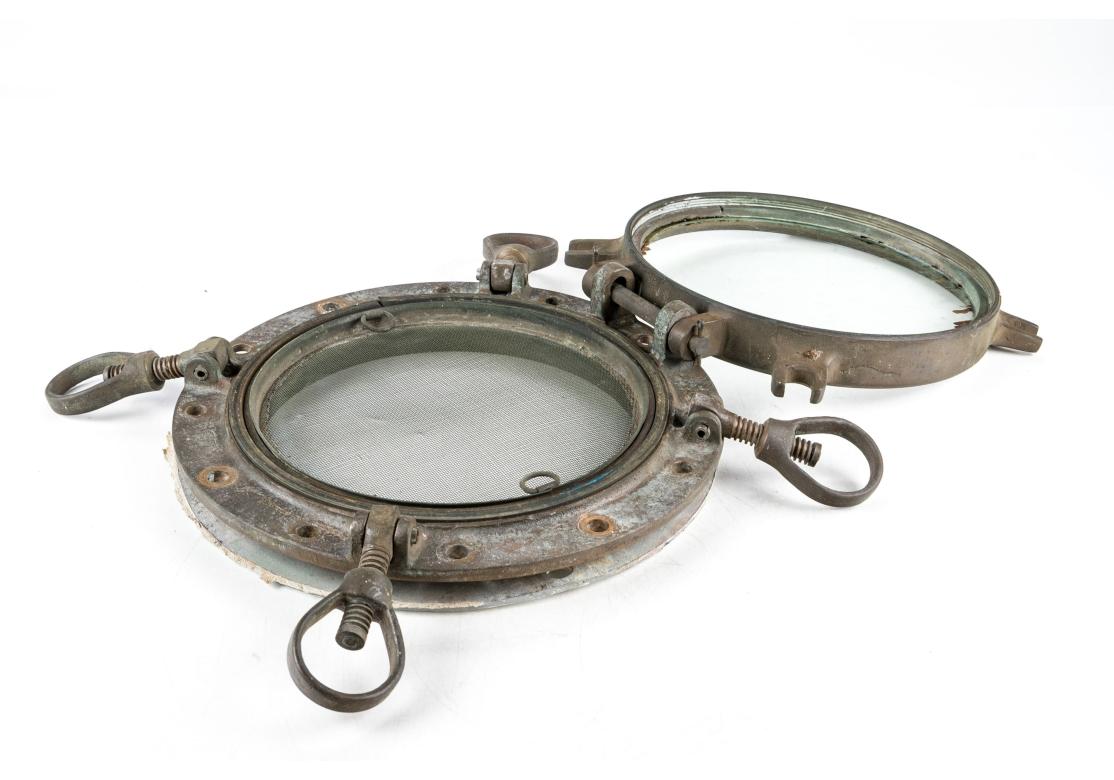 Ojo de buey vintage de bronce con rejilla de malla nº 2 en venta 5