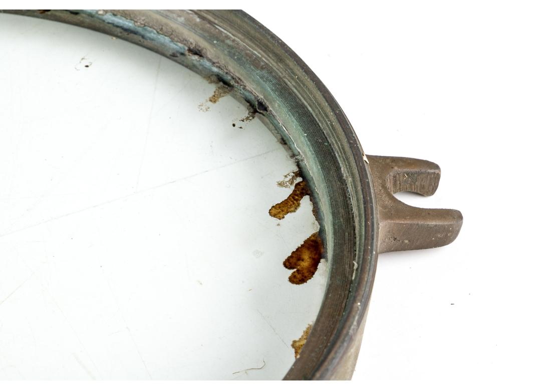 Un pesado agujero de babor clásico con su mosquitera de malla intacta bajo la puerta de cristal. Junto con dos tornillos para su fijación. 

Dimensiones: 14