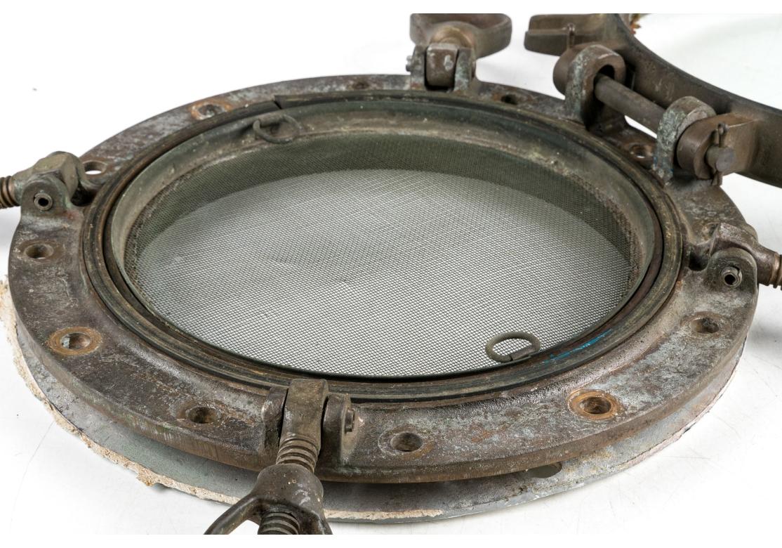 Ojo de buey vintage de bronce con rejilla de malla nº 2 siglo XX en venta