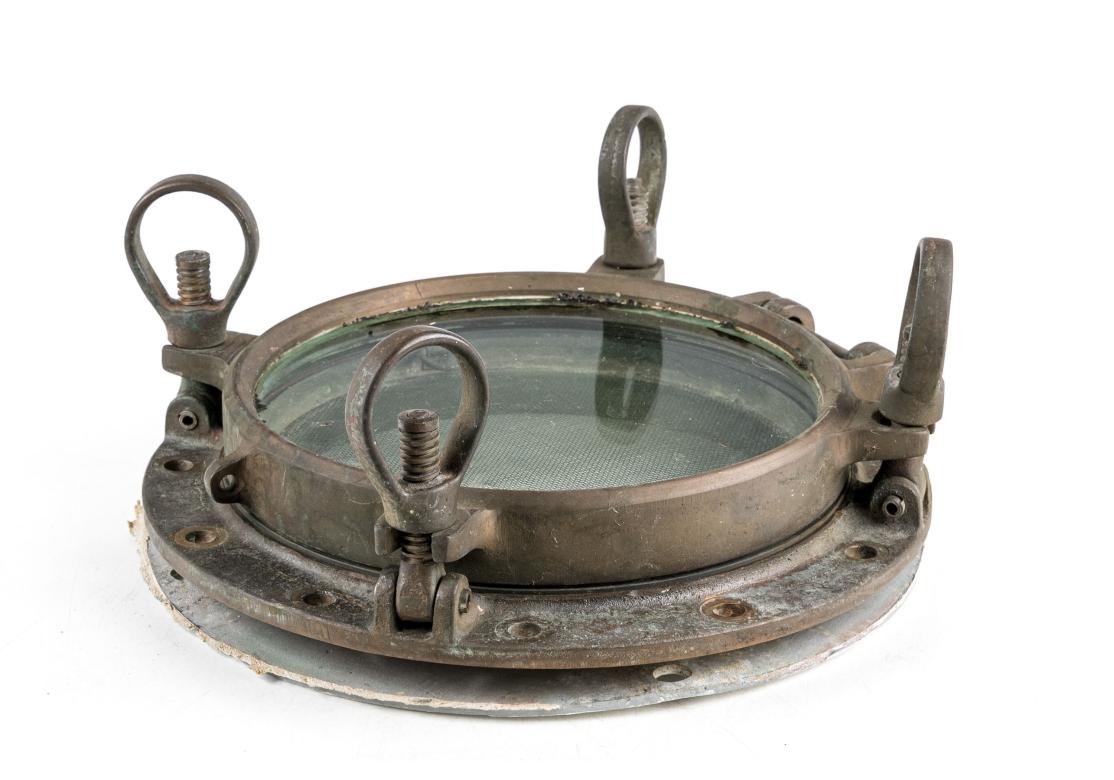 Ojo de buey vintage de bronce con rejilla de malla nº 2 en venta 3
