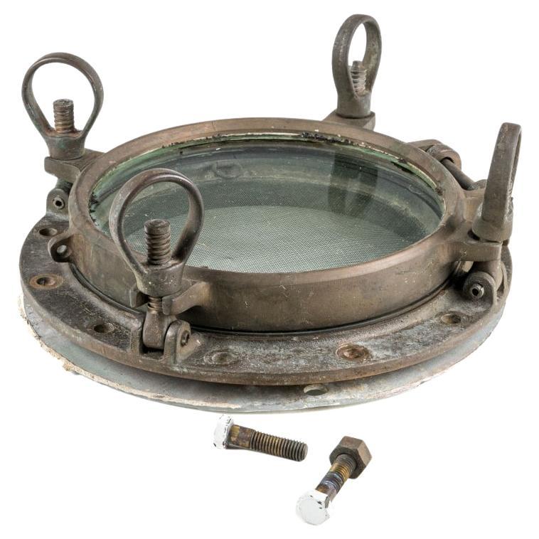 Porthole vintage en bronze avec paravent en maille #2