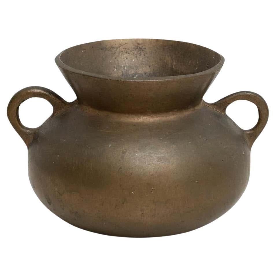 Pot en bronze vintage - Olot, Espagne, Circa 1930

Description :
Ce pot en bronze vintage, fabriqué à Olot, en Espagne, vers 1930, témoigne du savoir-faire et de l'attrait durable du travail des artisans espagnols. Avec son design intemporel et sa