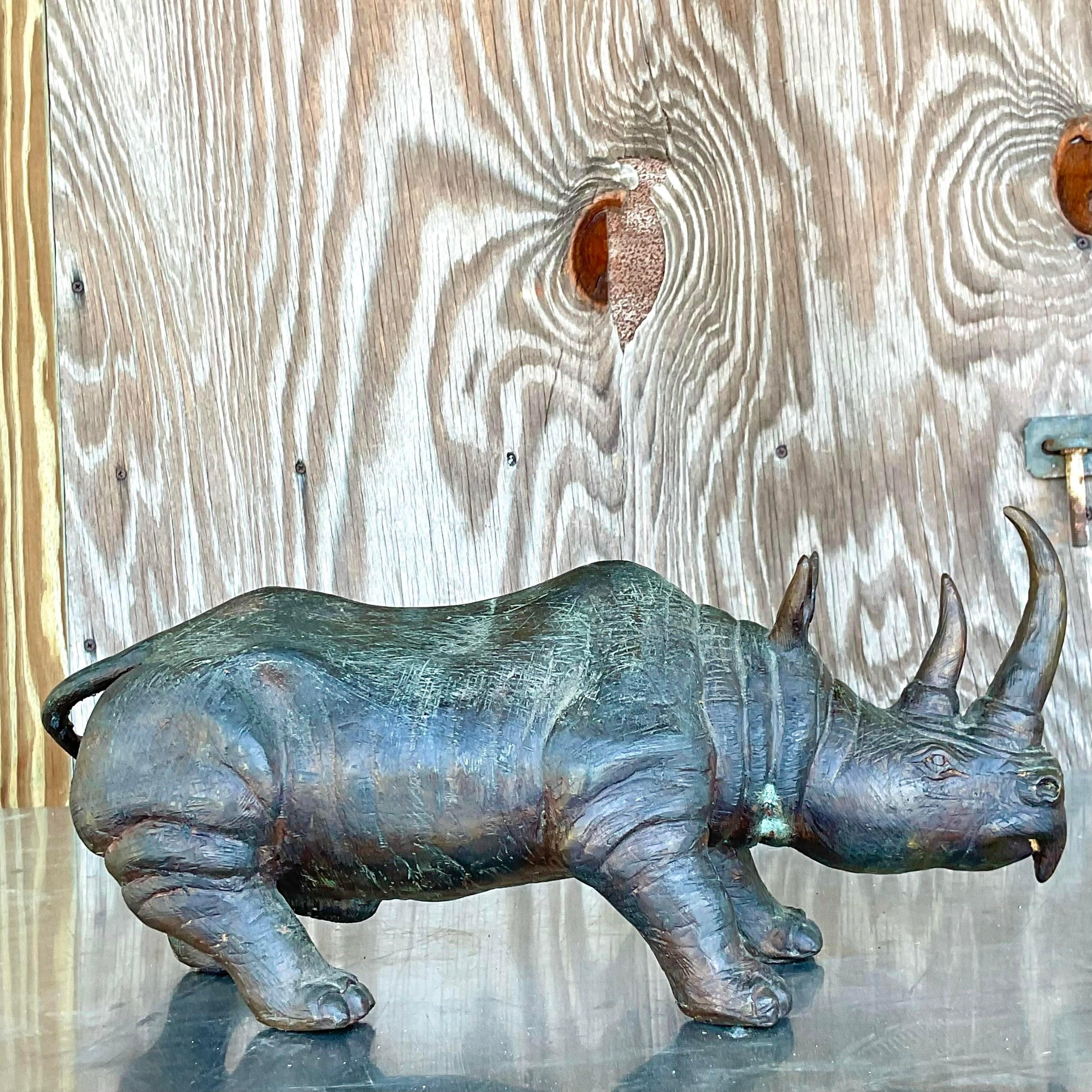 Fantastique statue de bronze vintage. Une composition solide d'un beau rhinocéros. Magnifique attention portée aux détails et patine étonnante au fil du temps. Acquis d'une propriété de Palm Beach. Fantastique statue de bronze vintage. Une