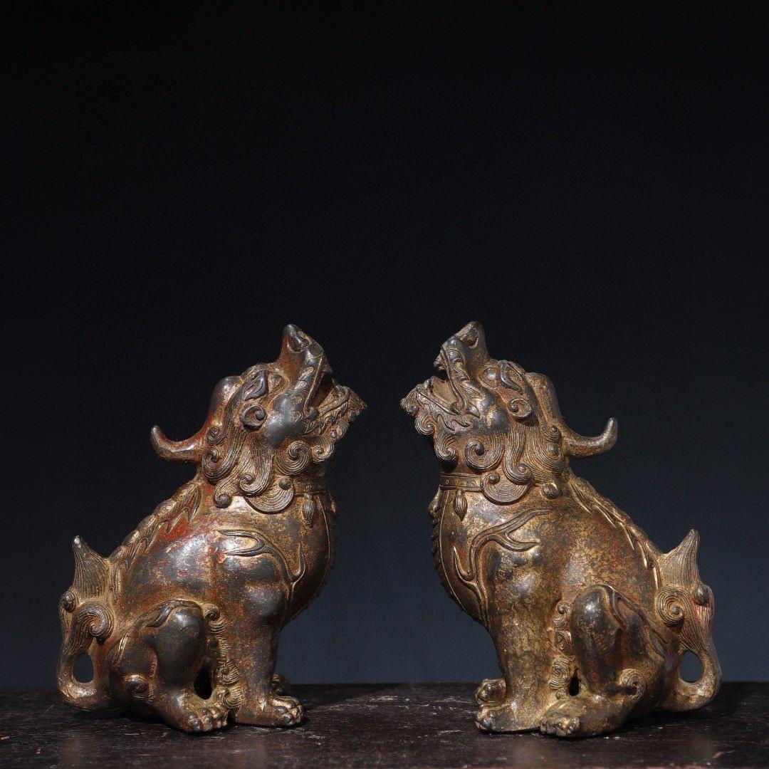 Cette paire de statues en bronze Vintage Roaring Beasts est un ensemble remarquable de sculptures qui exsudent la puissance, la grâce et l'artisanat ancien. Fabriquées en bronze durable, ces statues représentent deux majestueuses bêtes rugissantes,
