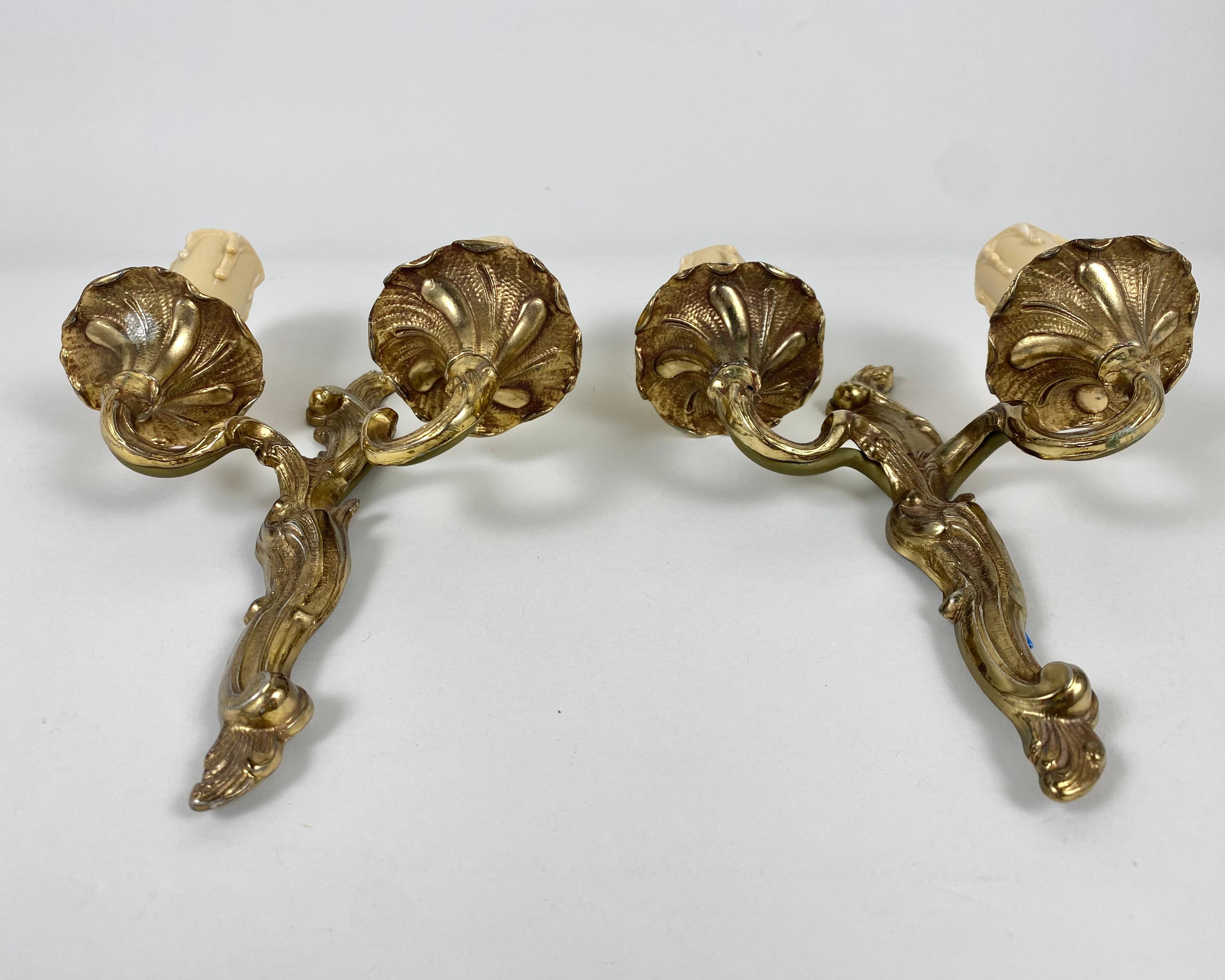 Vintage Bronzewandleuchter im Louis XV Stil mit voluminösem, sehr schönem Guss. Hergestellt in Belgien, von Massive, 1960er Jahre.

Träger aus vergoldeter Bronze und handgefertigt von Handwerkern.

Das Dekor besteht aus stilisierten Akanthusrollen,