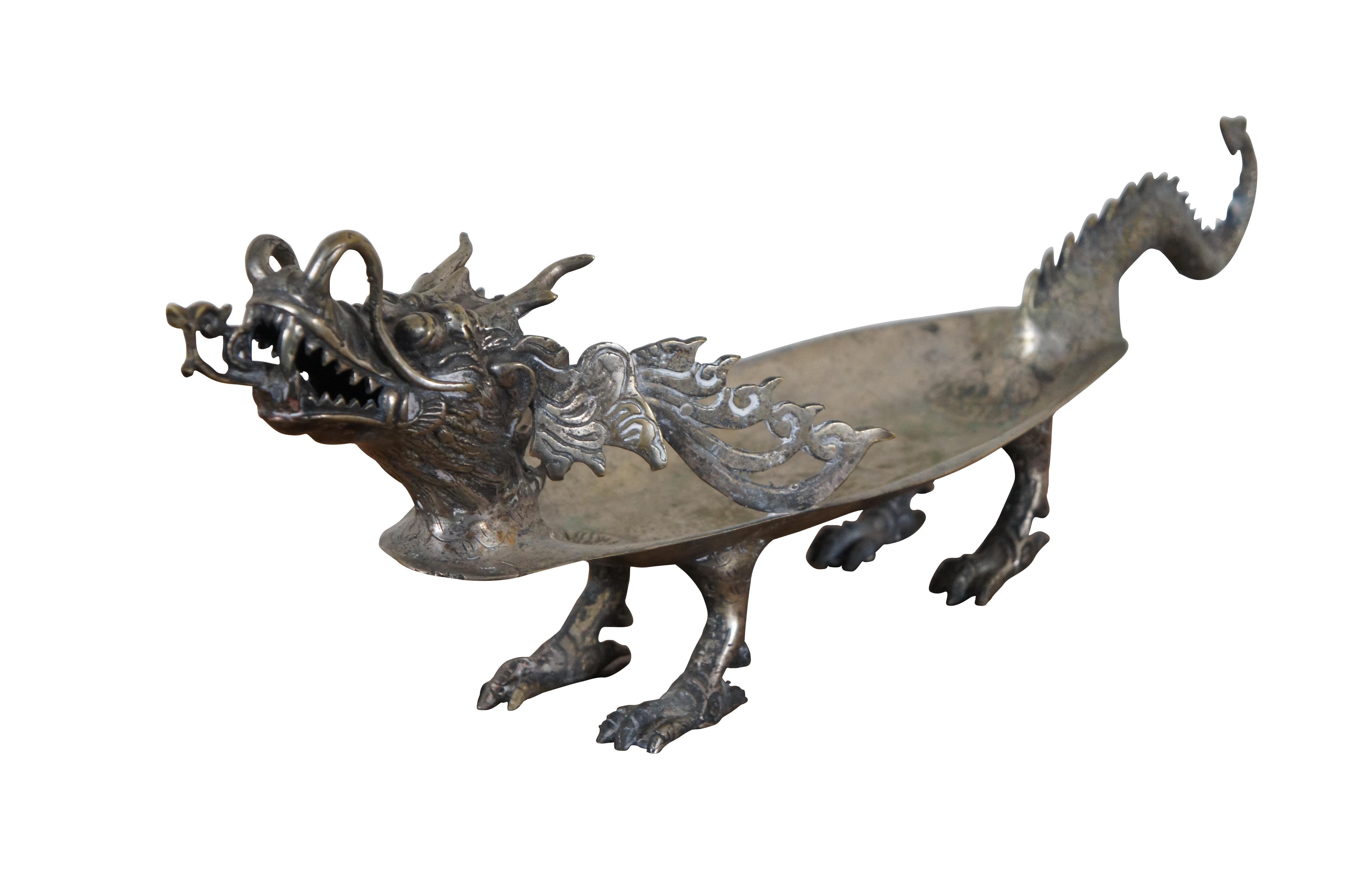 Plateau / compotier / plat à pied chinois vintage, de forme ovale, orné d'un dragon sculpté, d'accents réticulés et d'une base à quatre pieds.

Dimensions :
22