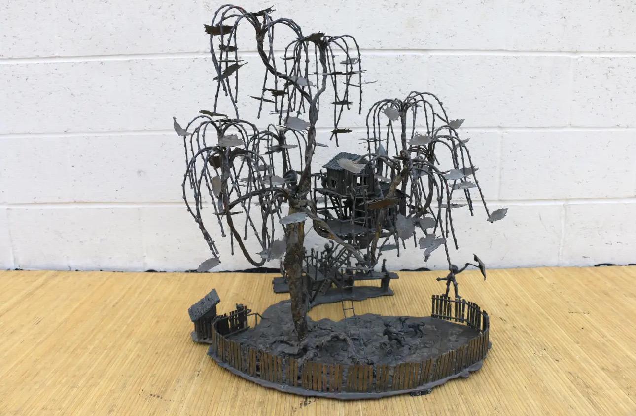 Meravigliosa scultura fatta a mano in bronzo. Nello stile di Curtis Jere. Questo fantastico pezzo ha sicuramente molto lavoro da fare. È un albero con una casa sopra. Ci sono nove bambini che giocano, un uccello, due cani e tre gatti. Questa