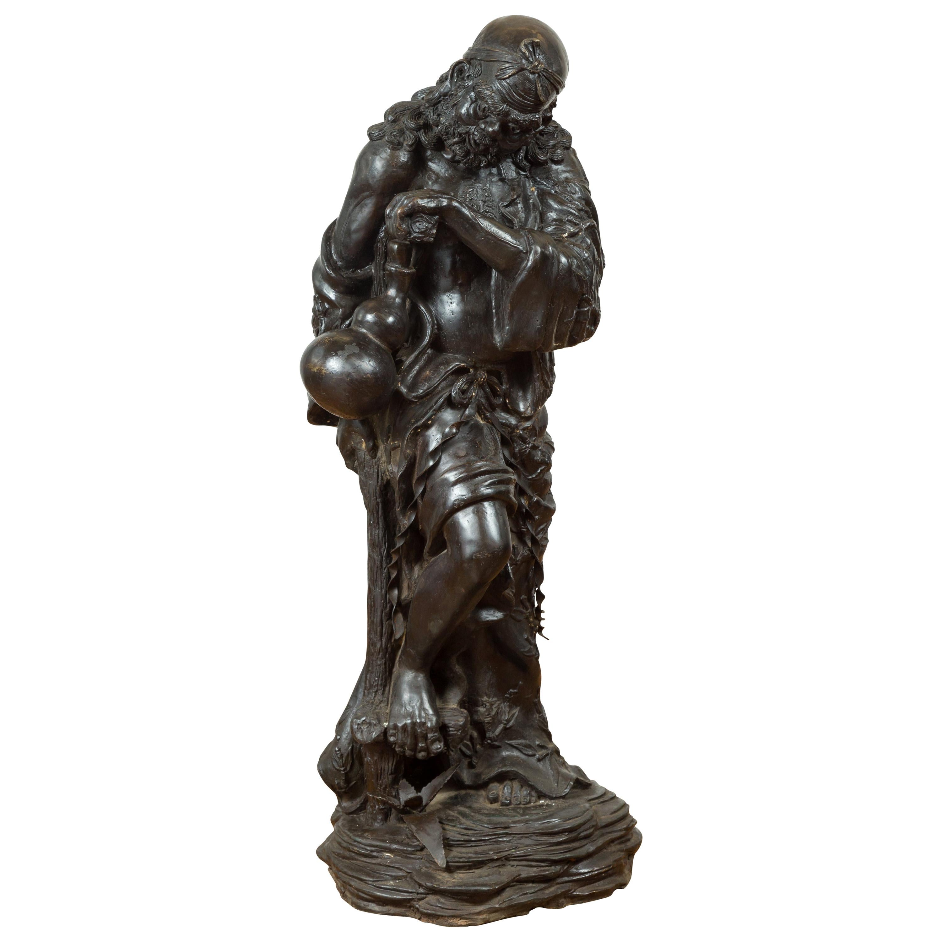 Scultura vintage in bronzo raffigurante un guerriero mitico che tiene in mano una fiaschetta