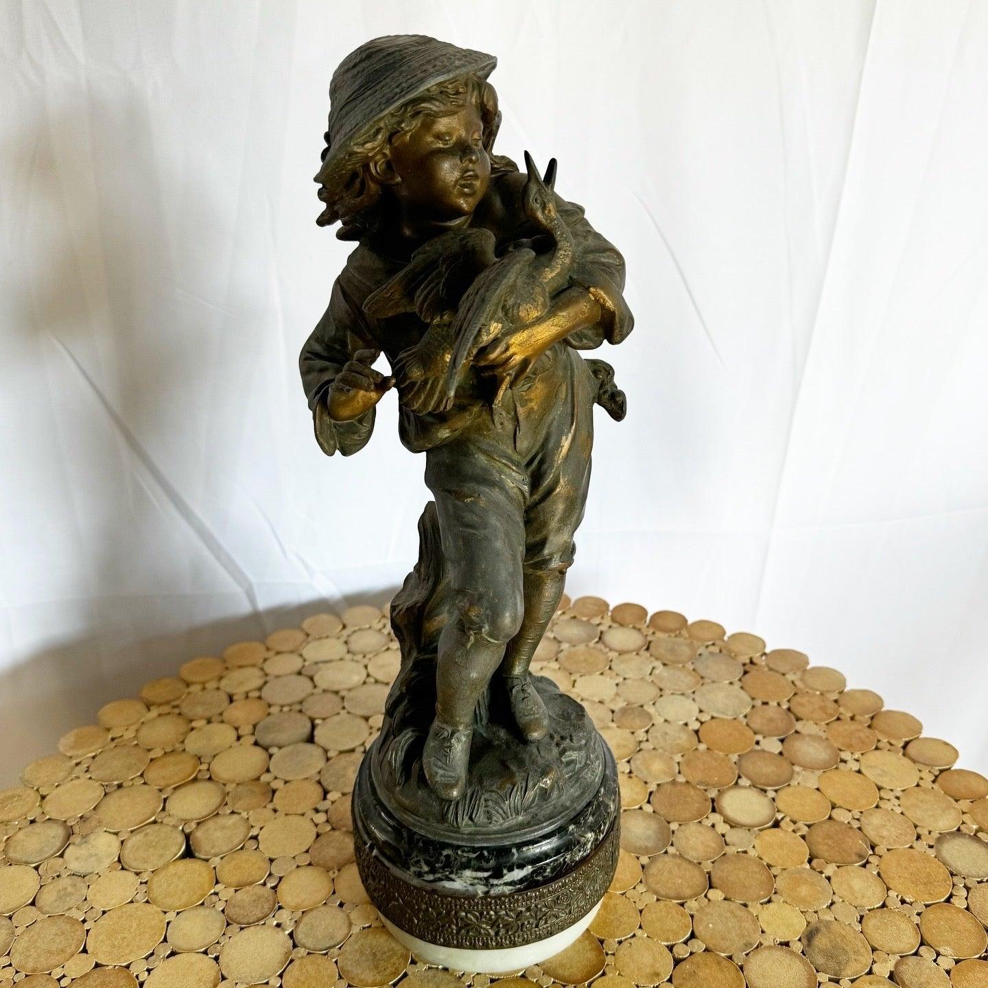 Scultura in bronzo vintage di un ragazzo su una base di marmo lucido, che cattura l'innocenza della giovinezza; un'aggiunta senza tempo a qualsiasi collezione d'arte.
 
 Vendiamo gli articoli così come sono stati acquistati, senza alcun restauro o