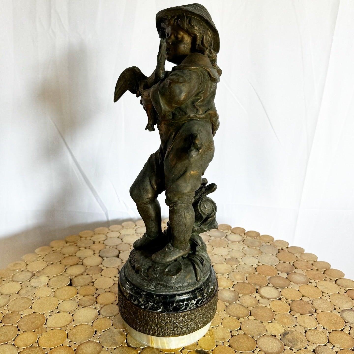 Scultura in bronzo vintage di ragazzo su base di marmo In condizioni buone in vendita a Delray Beach, FL