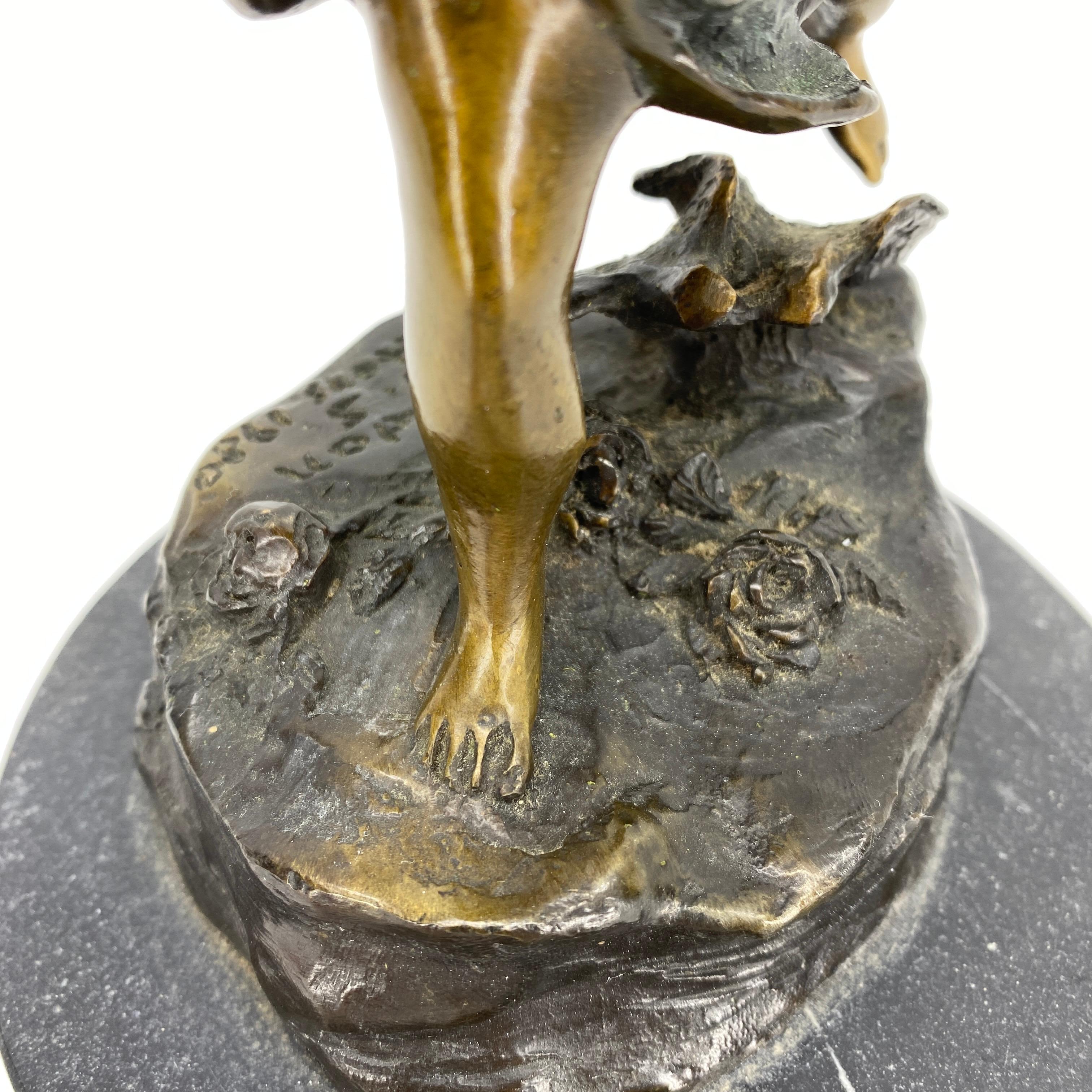 Scultura vintage in bronzo di Cupido su base di marmo nero di Houdon 4