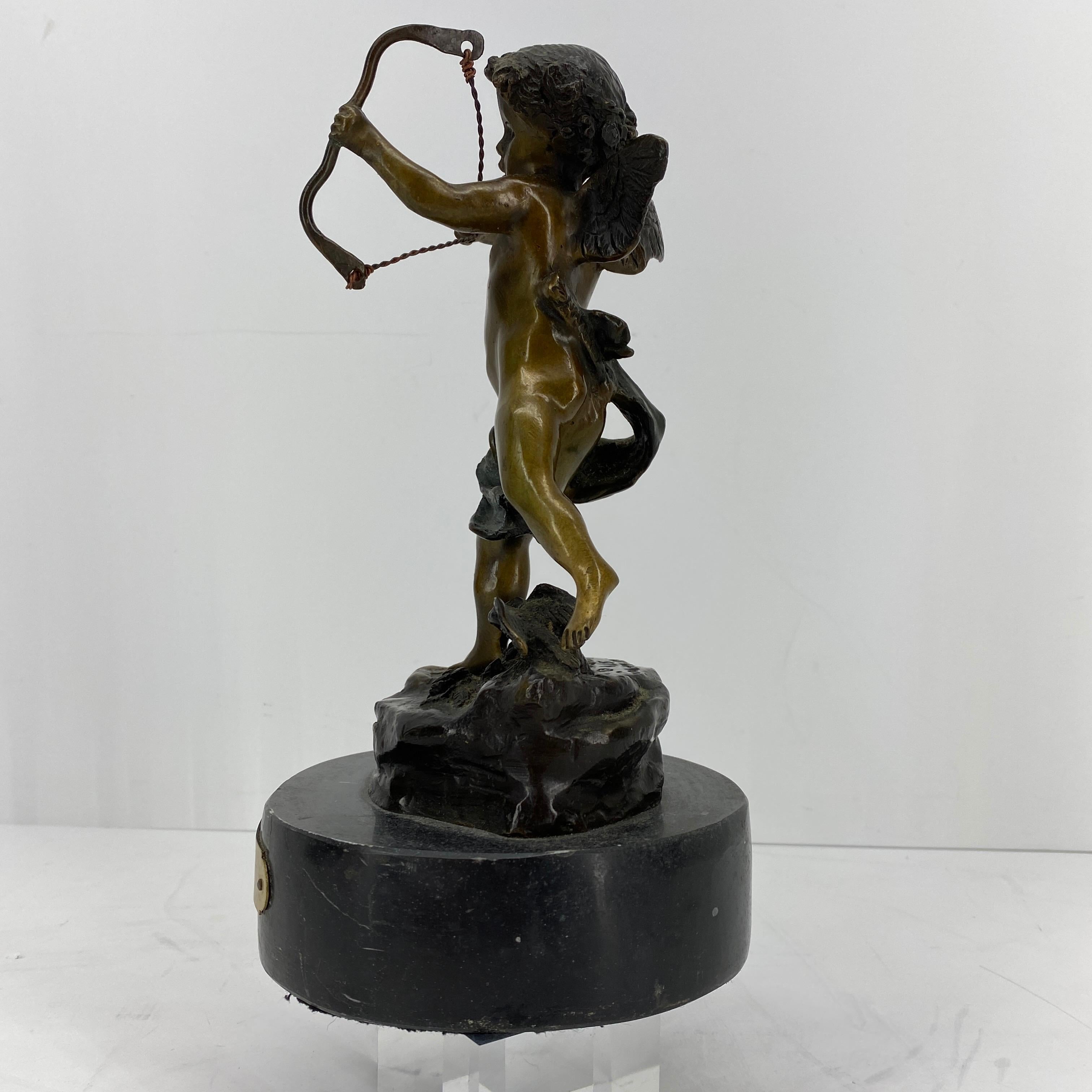 Scultura vintage in bronzo di Cupido su base di marmo nero di Houdon 6