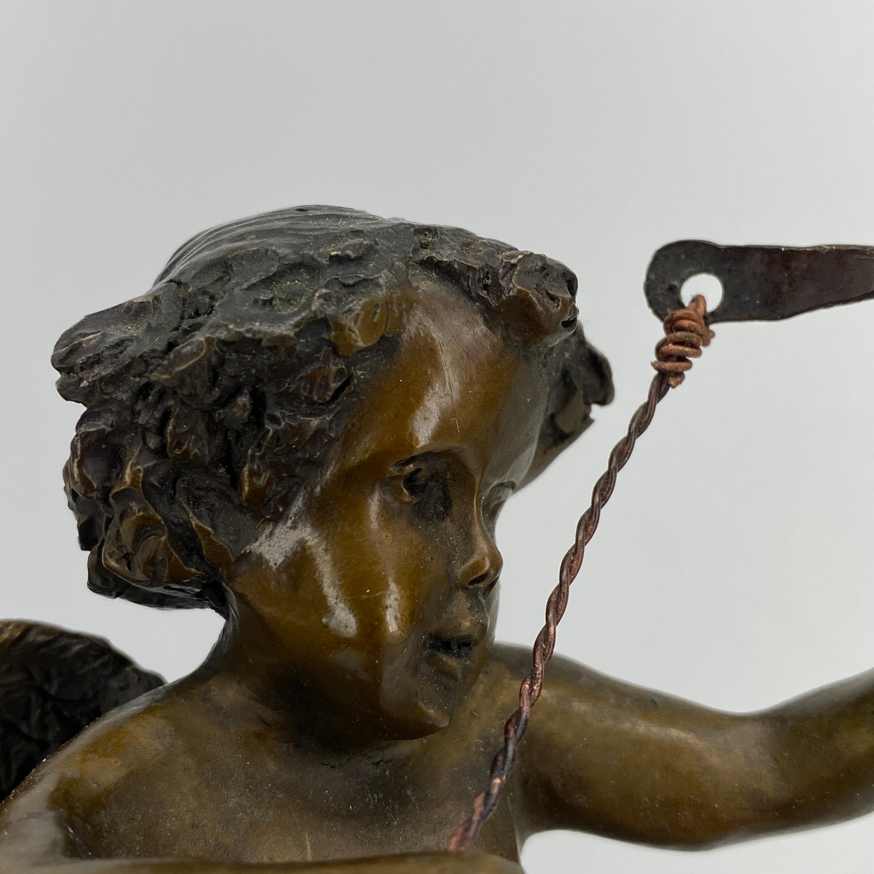 Scultura vintage in bronzo di Cupido su base di marmo nero di Houdon 8