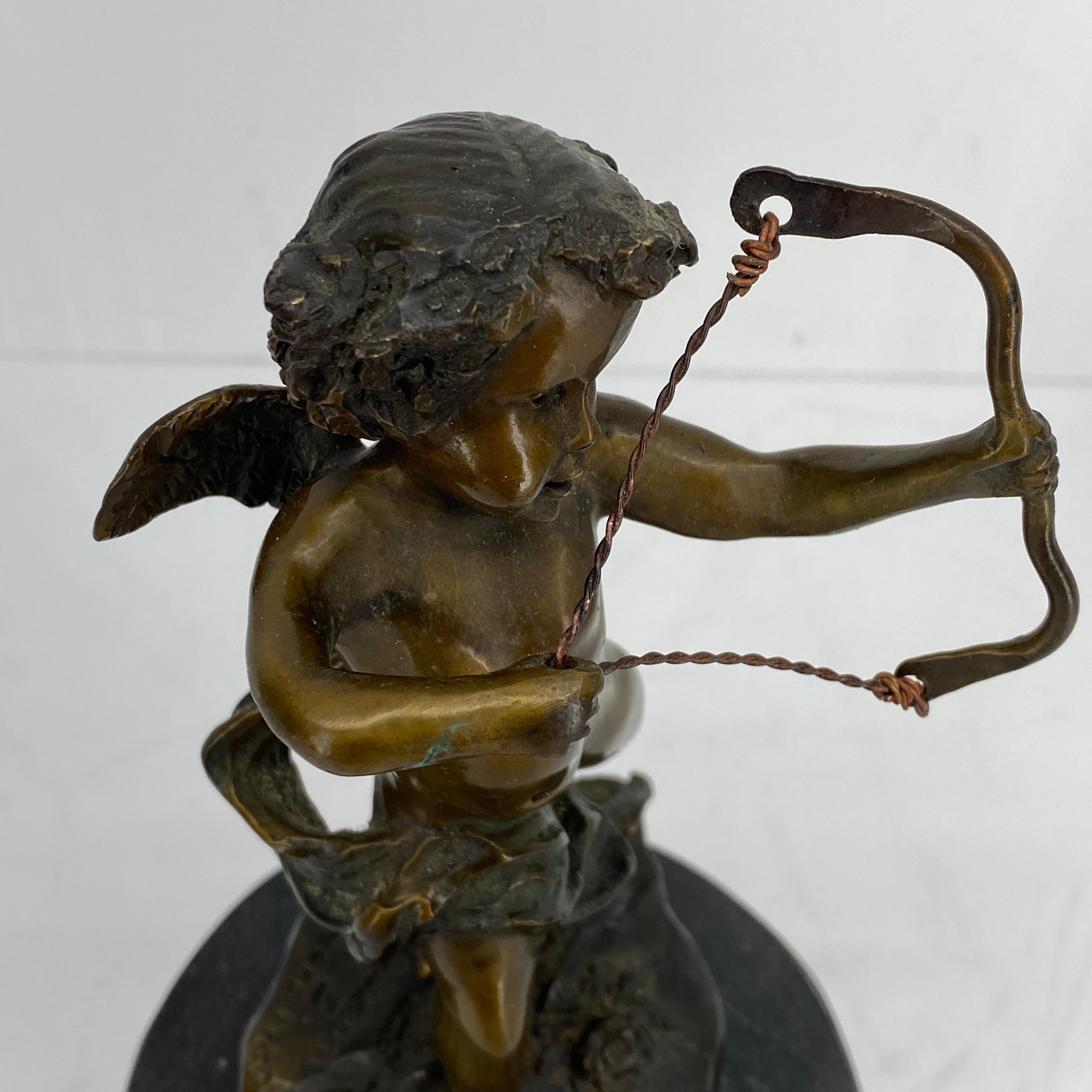 Scultura vintage in bronzo di Cupido su base di marmo nero di Houdon 9