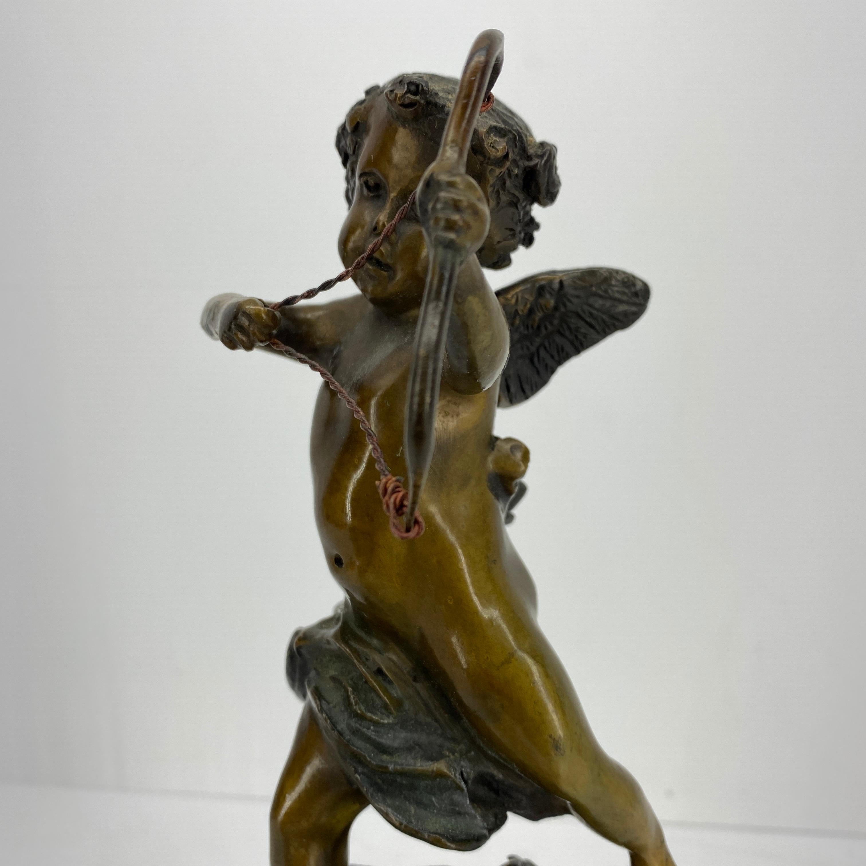 Bronzo Scultura vintage in bronzo di Cupido su base di marmo nero di Houdon
