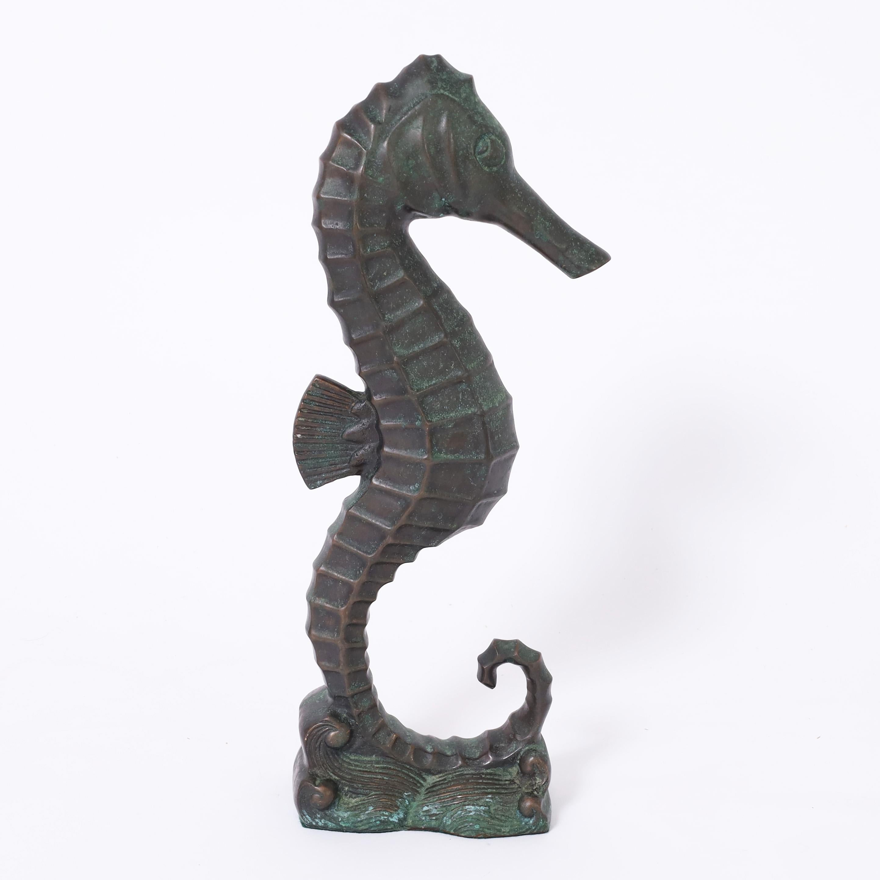 Destacada escultura o figura estilizada de caballito de mar de mediados de siglo realizada en bronce con una elegante pátina verdigris.