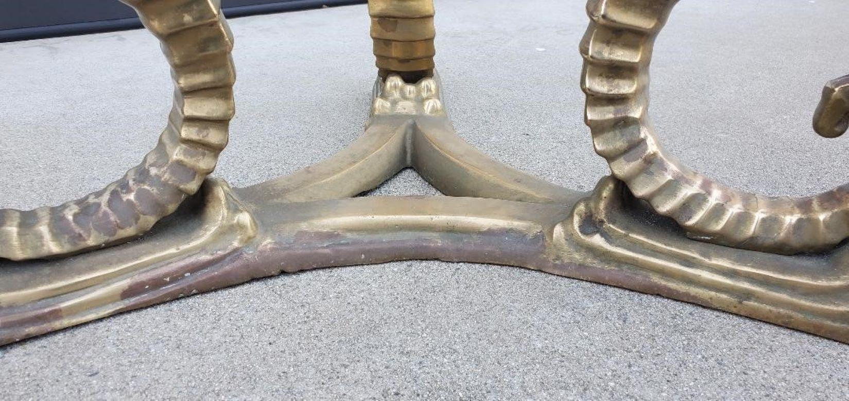 Table basse sculptée en bronze vintage avec plateau en verre d'origine en vente 12