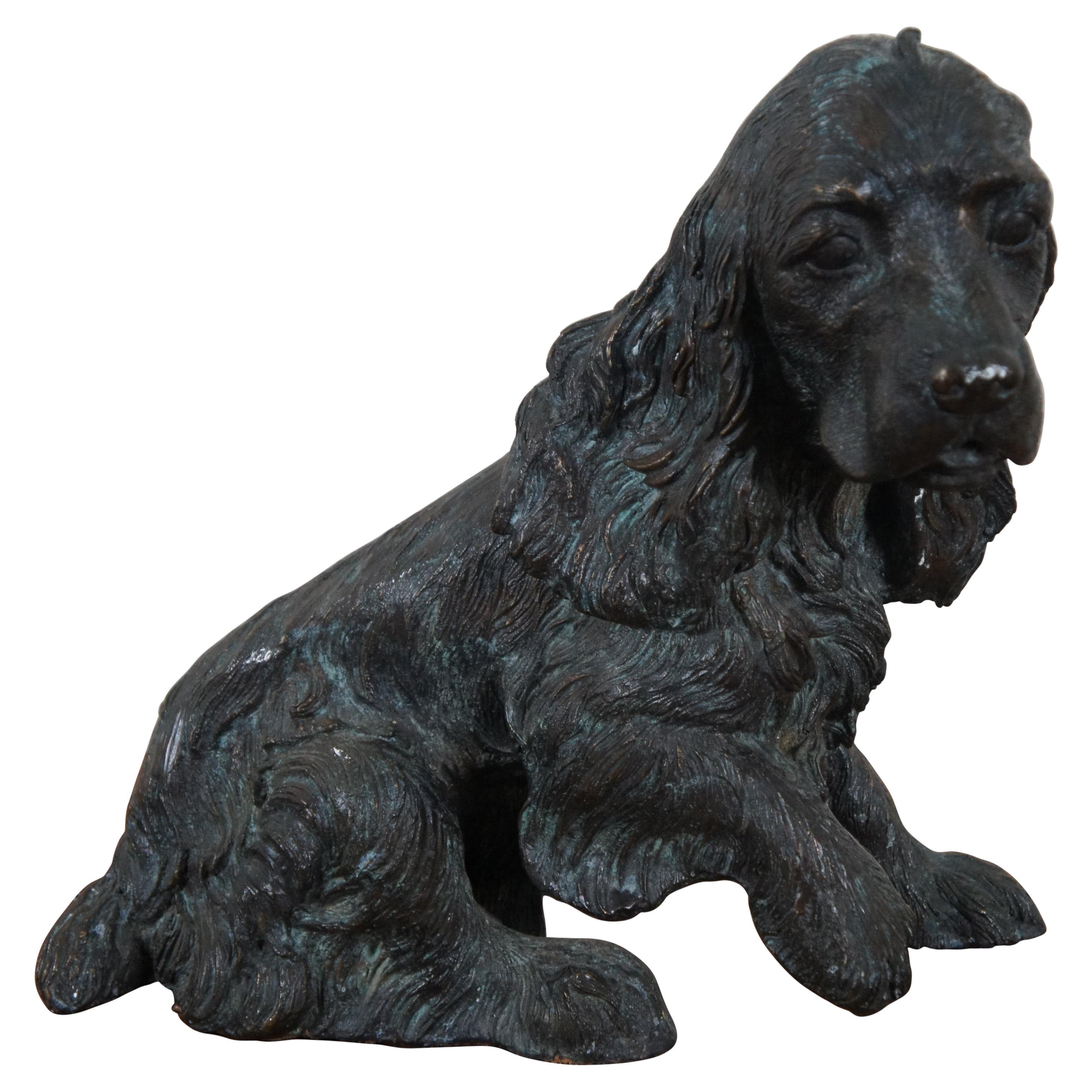 Scultura / statuetta in bronzo vintage finemente dettagliata di un Cocker Spaniel o Setter irlandese seduto con una zampa sollevata.