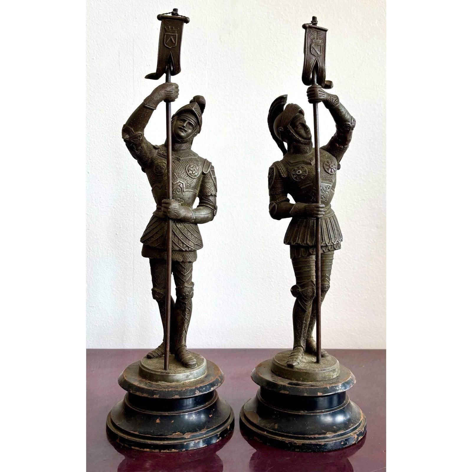 XX secolo Statua di bronzo vintage di Soilder - Set di 2 in vendita