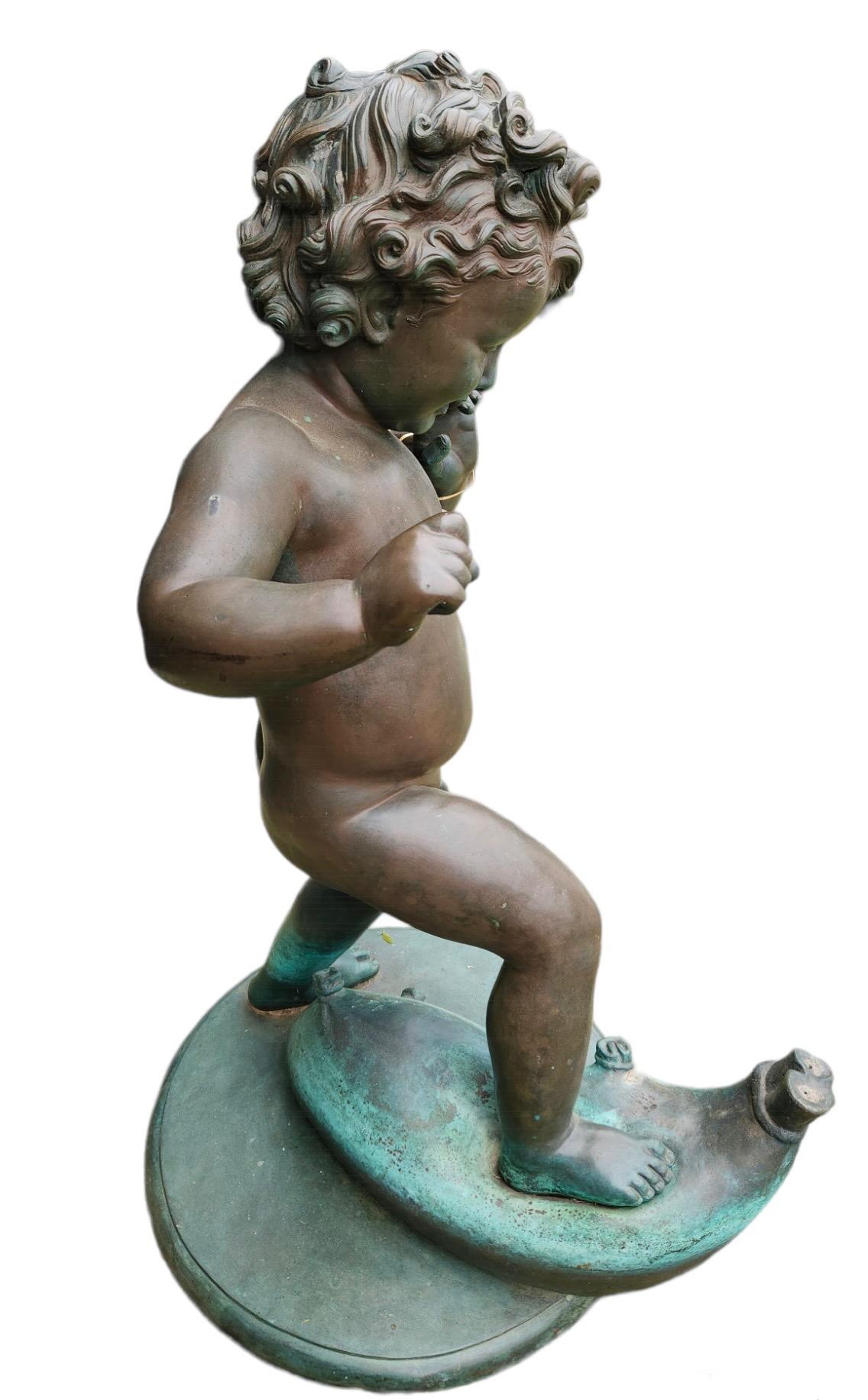 Vintage.  Statue de garçon joliment moulée d'une belle  Maison de Bel-Air en Californie.  Belle patine.  Peut être converti en fontaine.