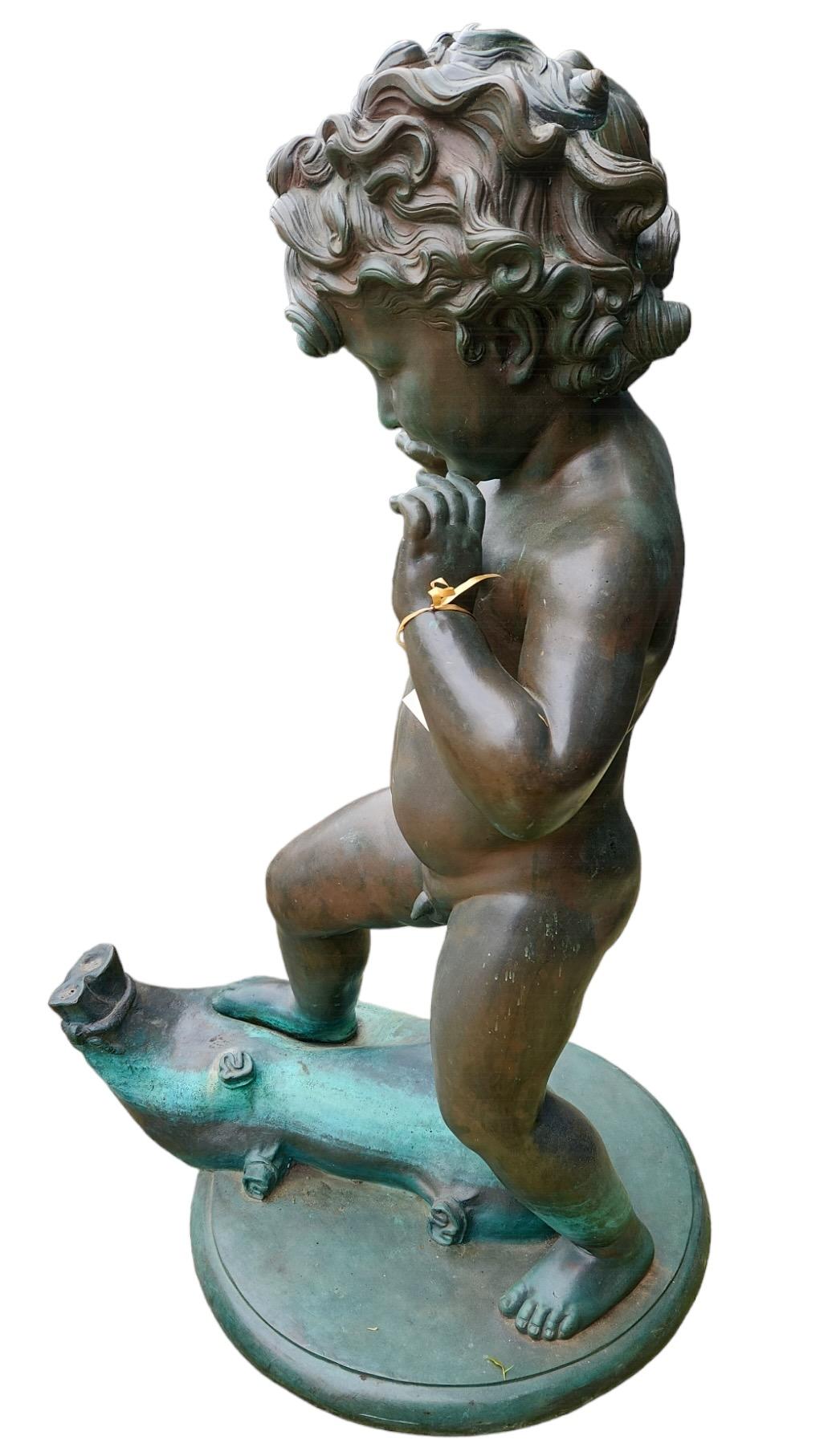 Néoclassique Statue/Fountain vintage en bronze d'un garçon en vente