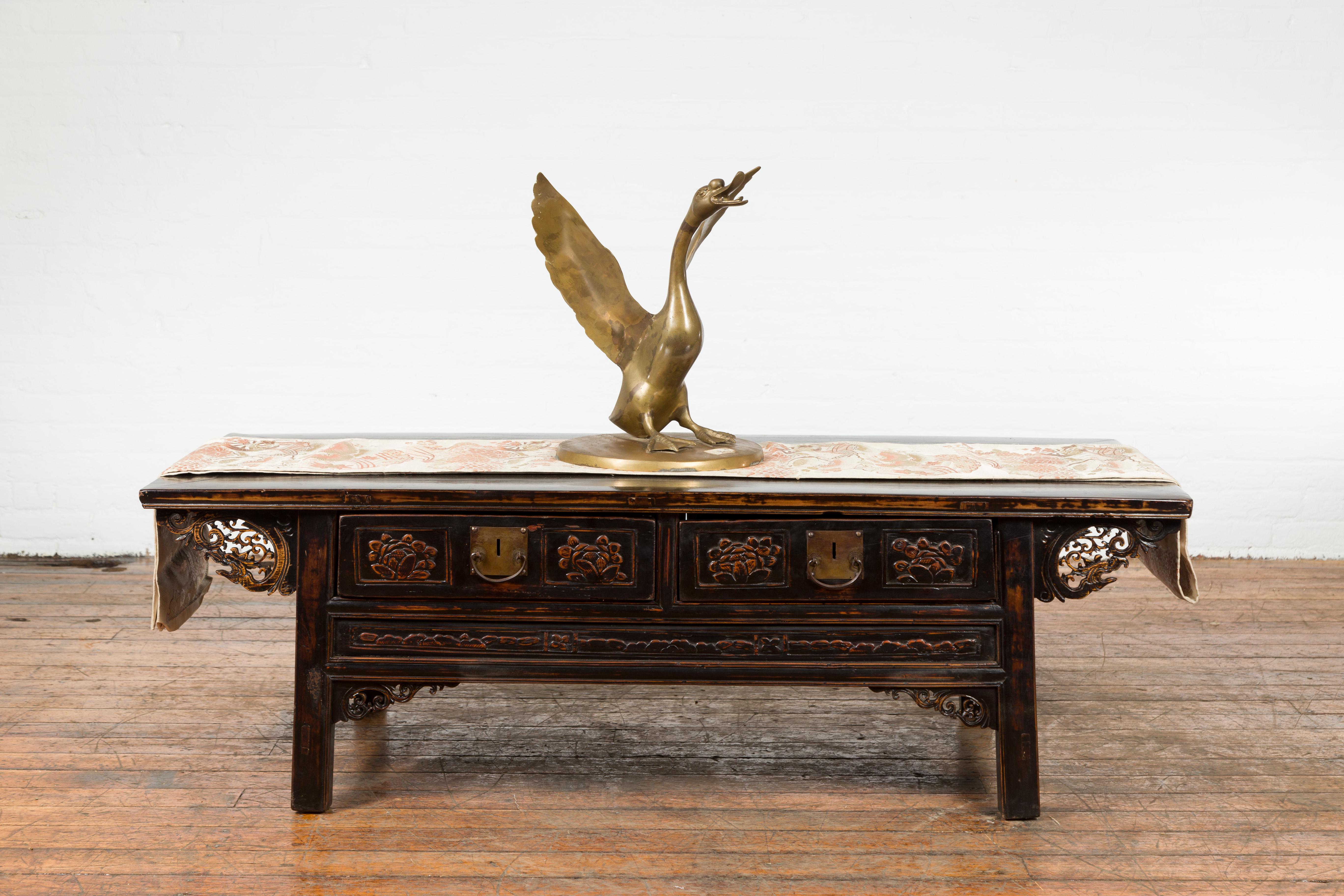 Moulage Statue vintage en bronze d'un cygne déployant ses ailes avec une patine dorée en vente