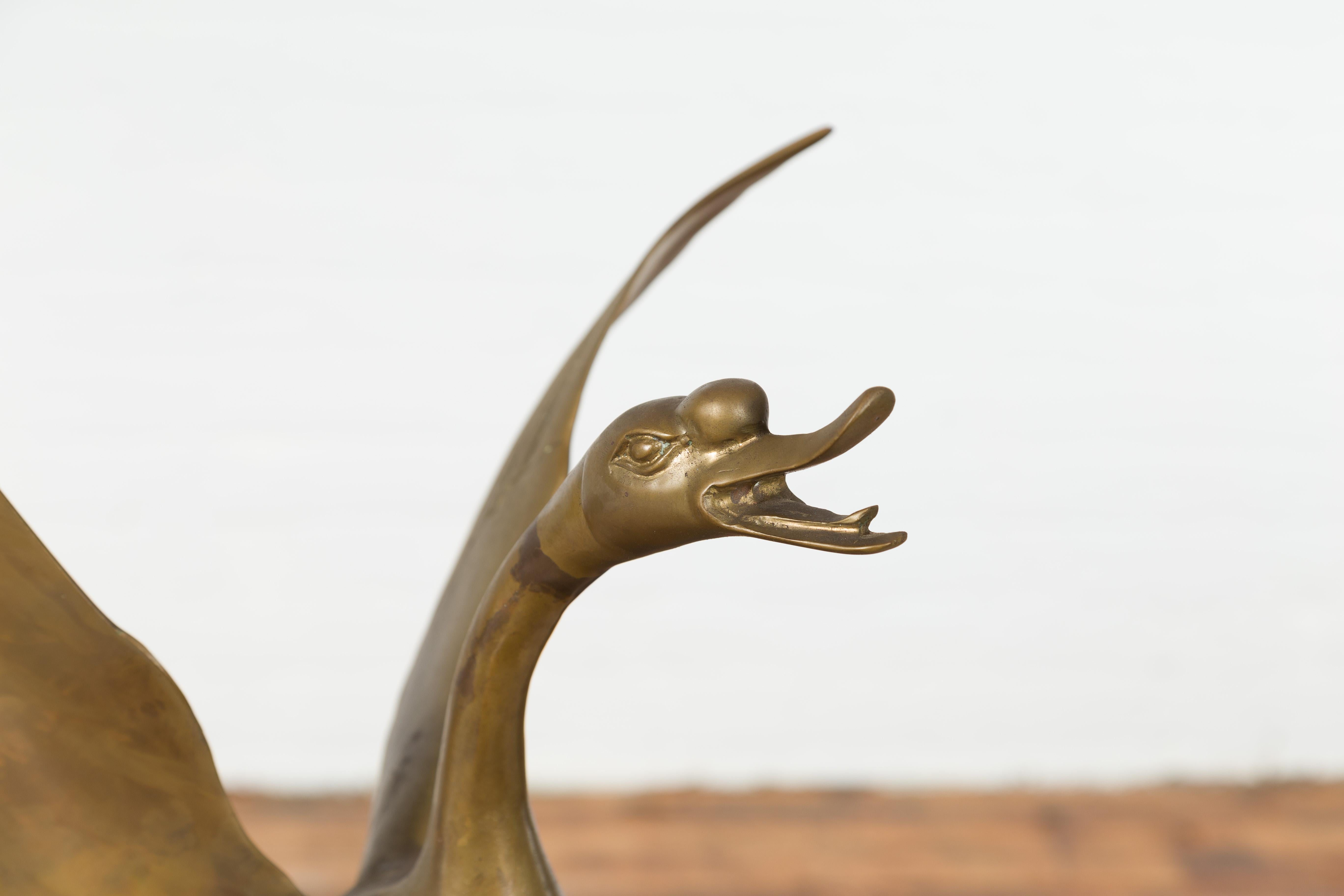 20ième siècle Statue vintage en bronze d'un cygne déployant ses ailes avec une patine dorée en vente