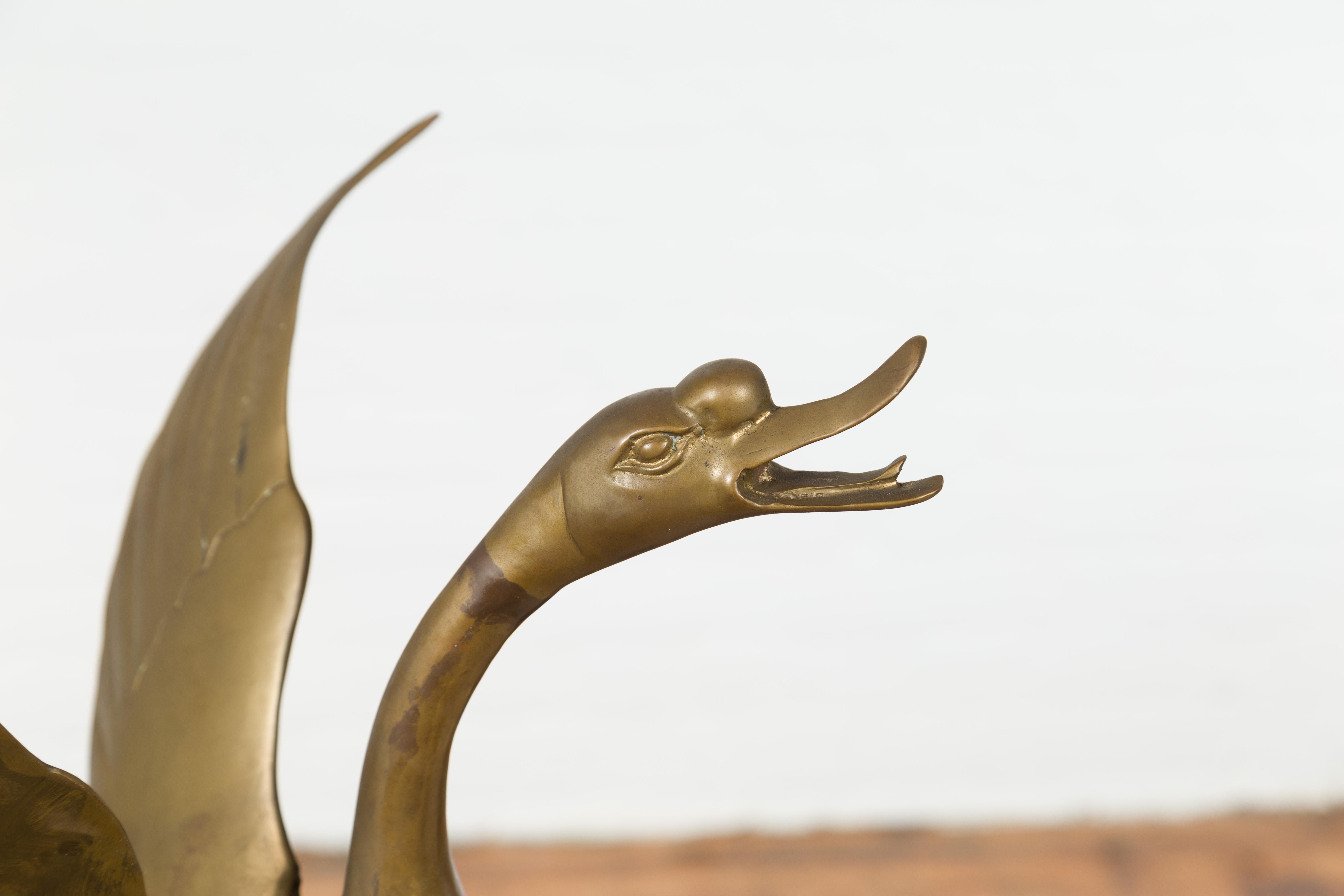 Statue vintage en bronze d'un cygne déployant ses ailes avec une patine dorée en vente 3