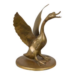 Statue vintage en bronze d'un cygne déployant ses ailes avec une patine dorée