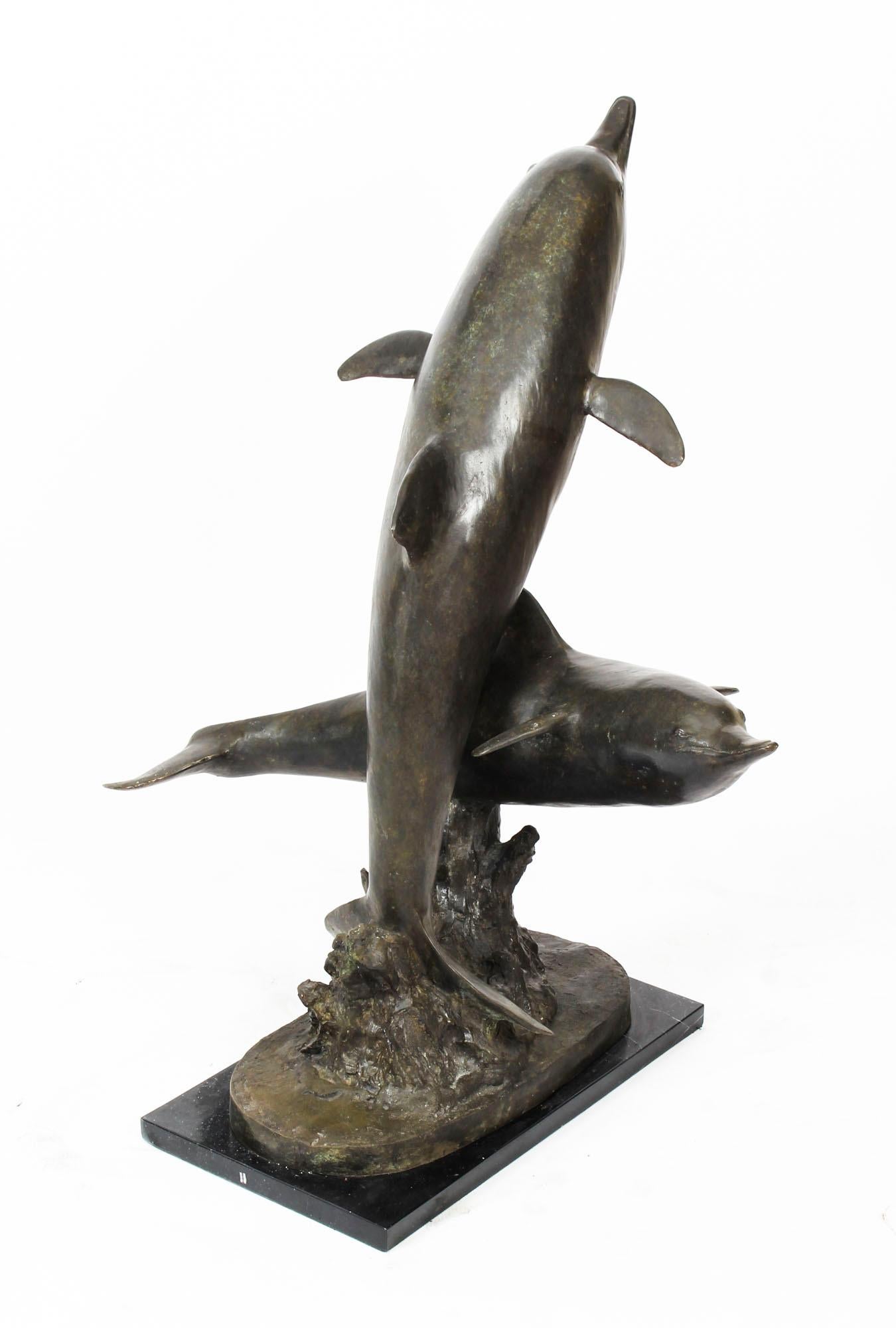 Dies ist eine wunderschöne Vintage-Bronzestatue mit zwei charmanten Delphinen aus dem letzten Viertel des 20.
 
Diese lebensechte Bronzestatue zeigt zwei Delphine, die auf einer Welle reiten. Sie stehen senkrecht zueinander und haben ihre