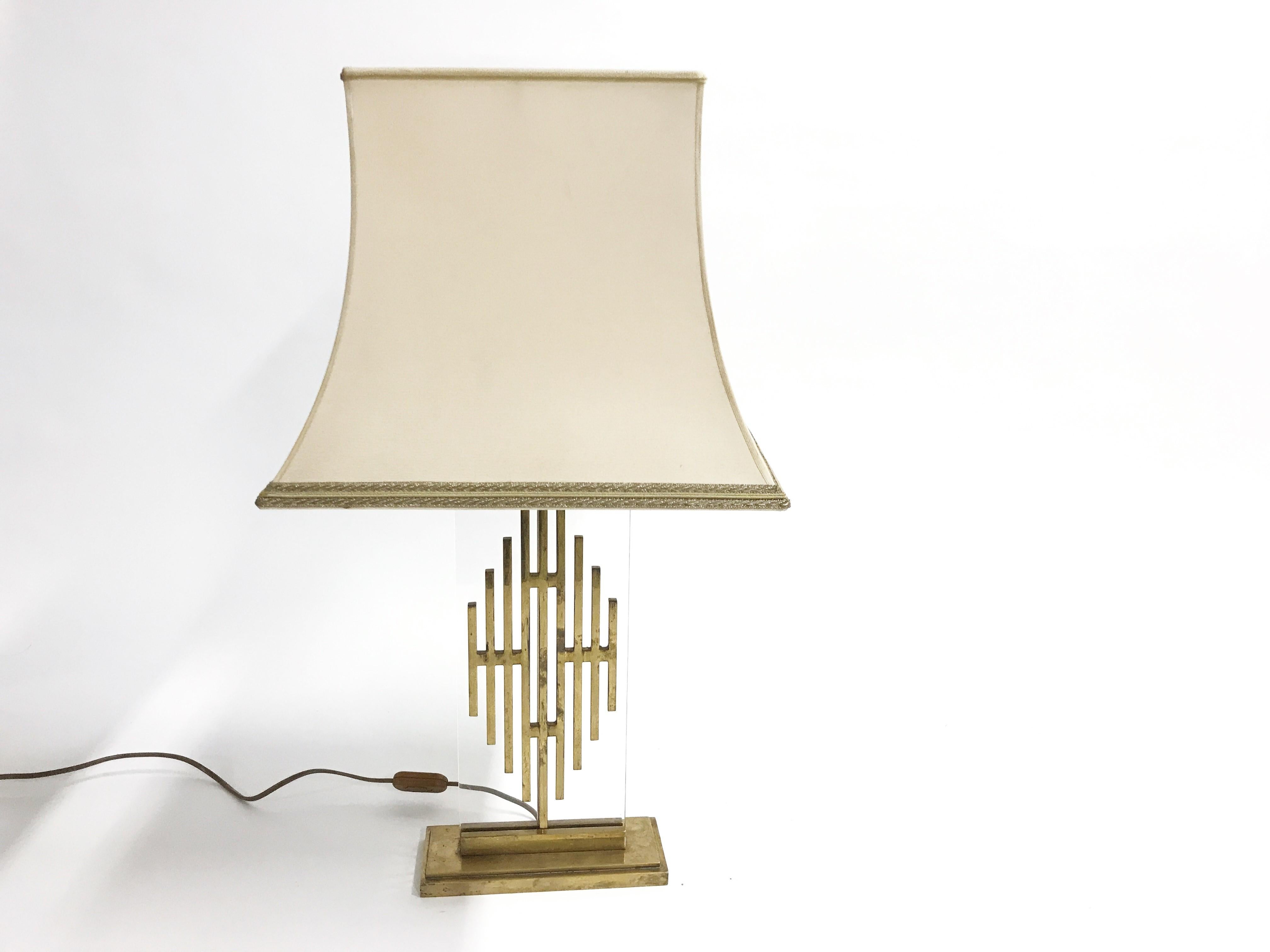 Elegant bronze and Lucite modernist table lamp.

Beautiful patina.

The use of the Lucite makes the sculpture 'float'

The lamp has it's original fabric lamp shade.

To be used with a regular E27 light bulb.

Tested and ready to