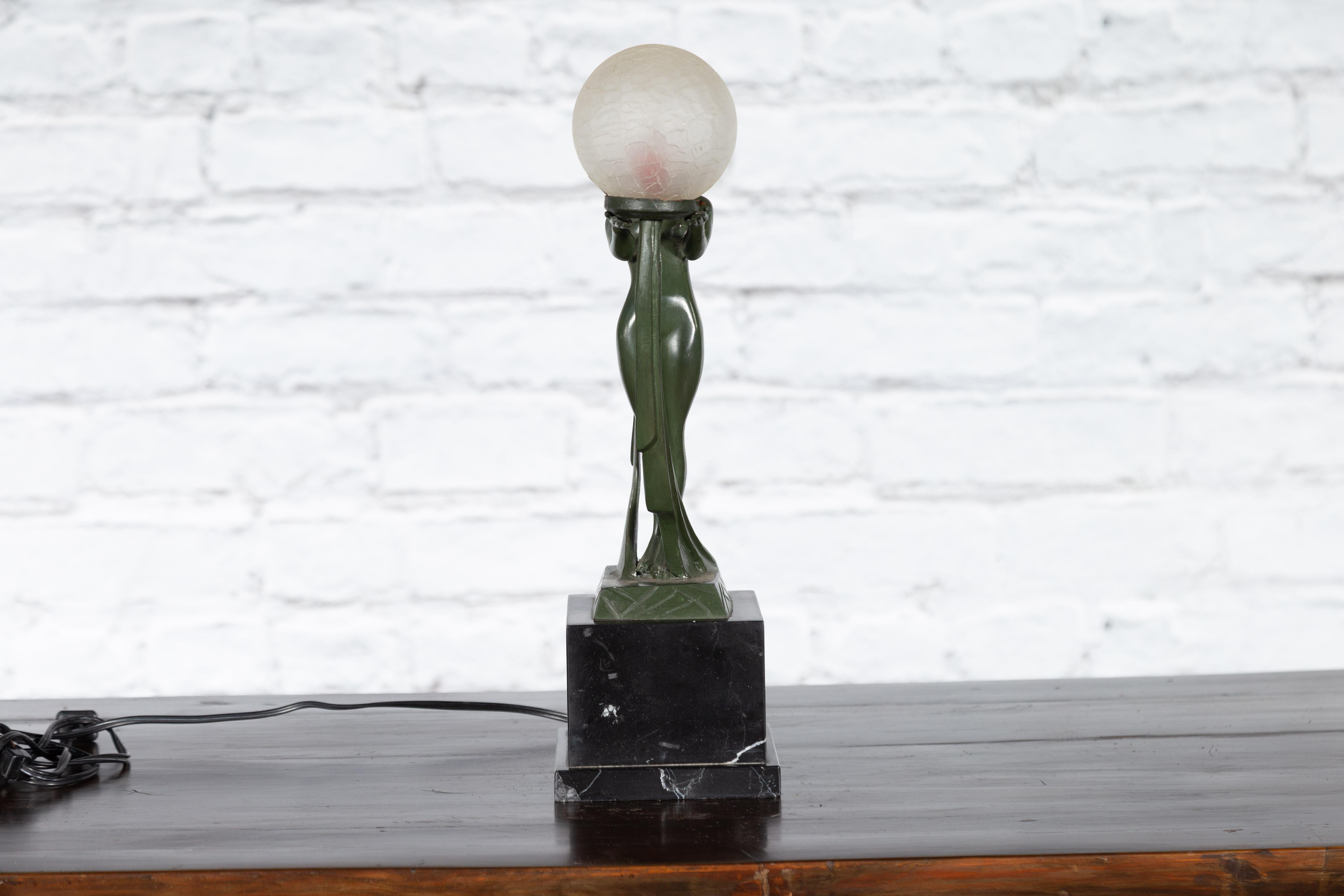 Bronze-Tischlampe einer Jungfrau, die eine große Glaskugel auf Sockel hält, Vintage im Angebot 6