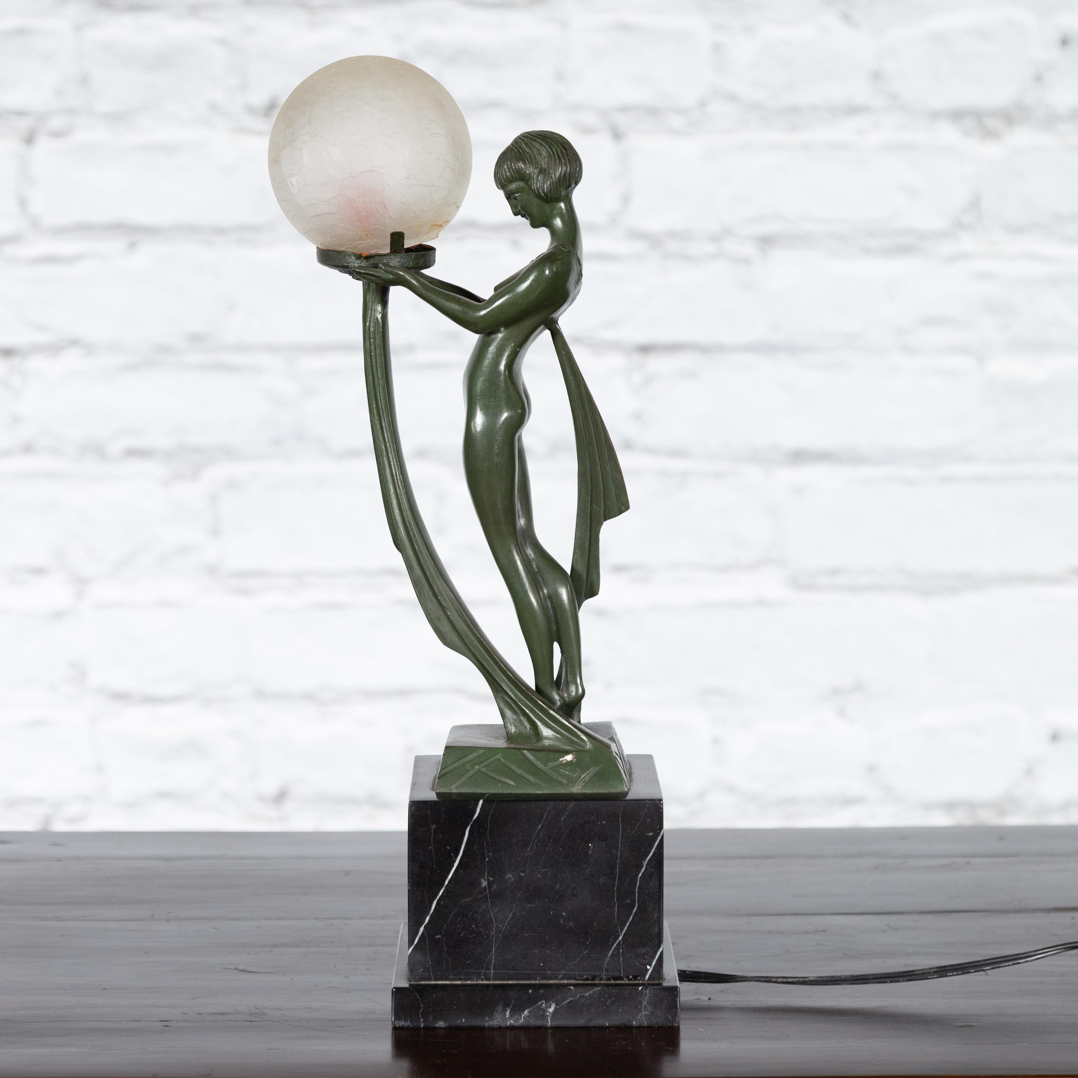 Bronze-Tischlampe einer Jungfrau, die eine große Glaskugel auf Sockel hält, Vintage im Angebot 7