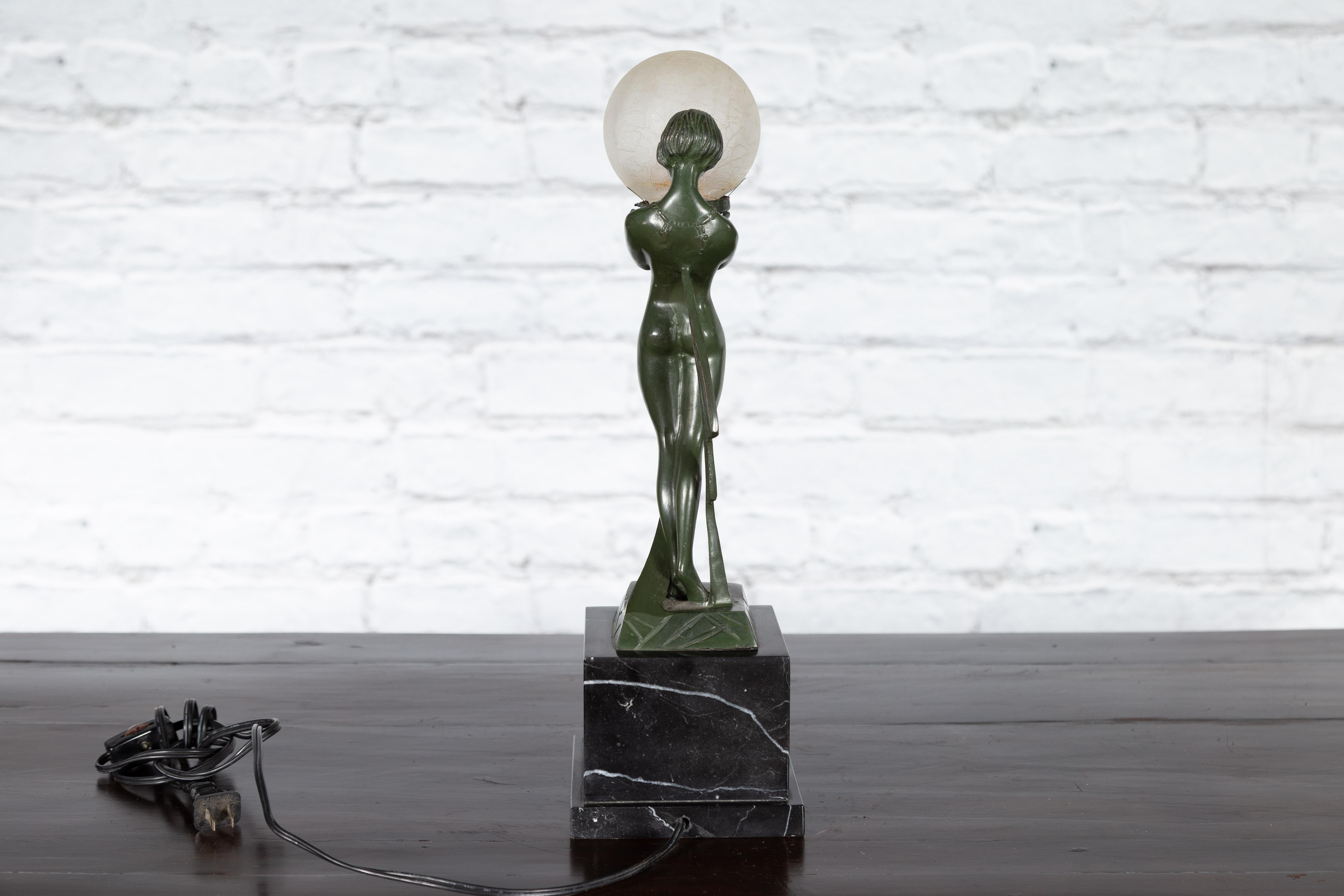 Bronze-Tischlampe einer Jungfrau, die eine große Glaskugel auf Sockel hält, Vintage im Angebot 11