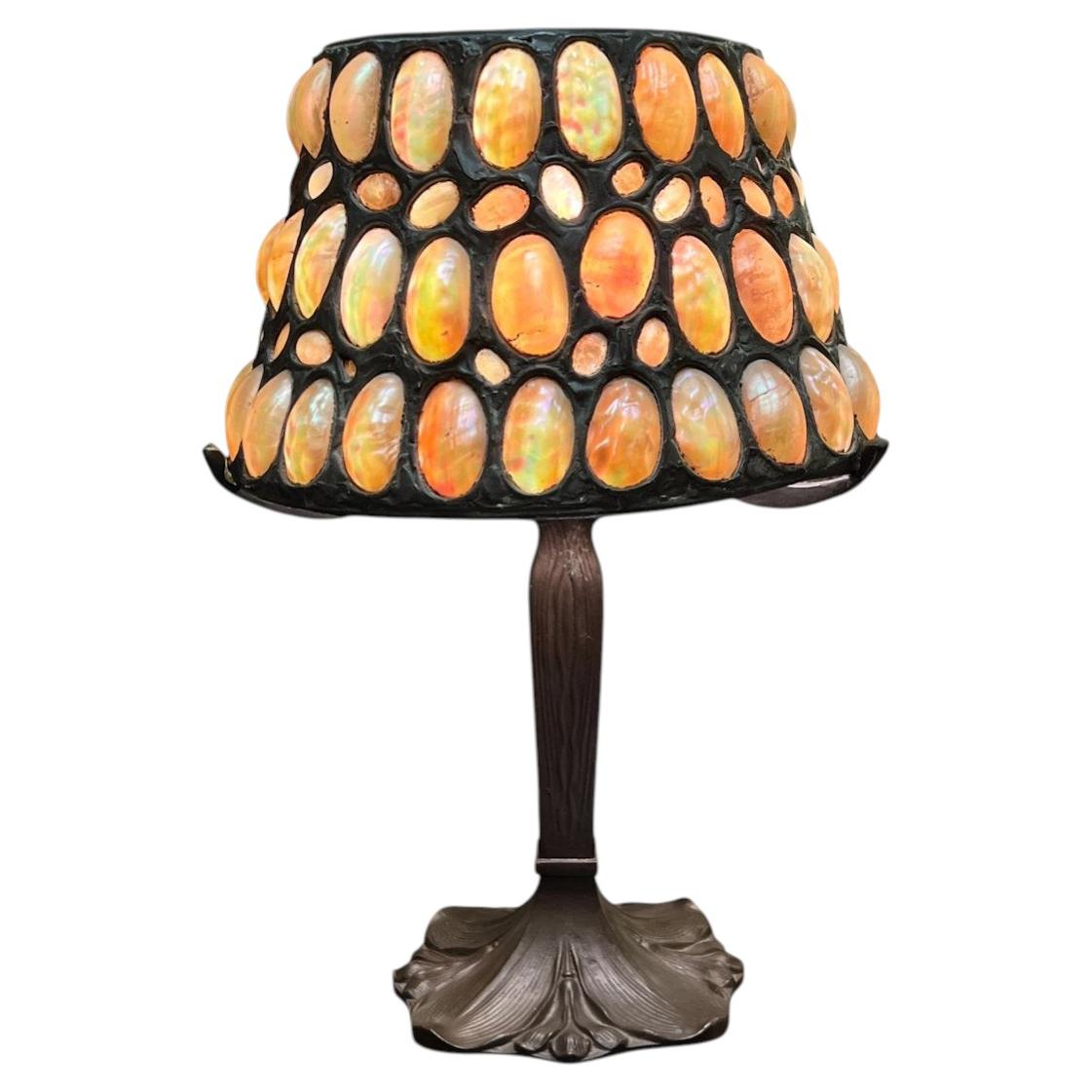 Tischlampe im Vintage-Stil aus Bronze mit einem Lampenschirm aus Bleiglas in Muscheloptik