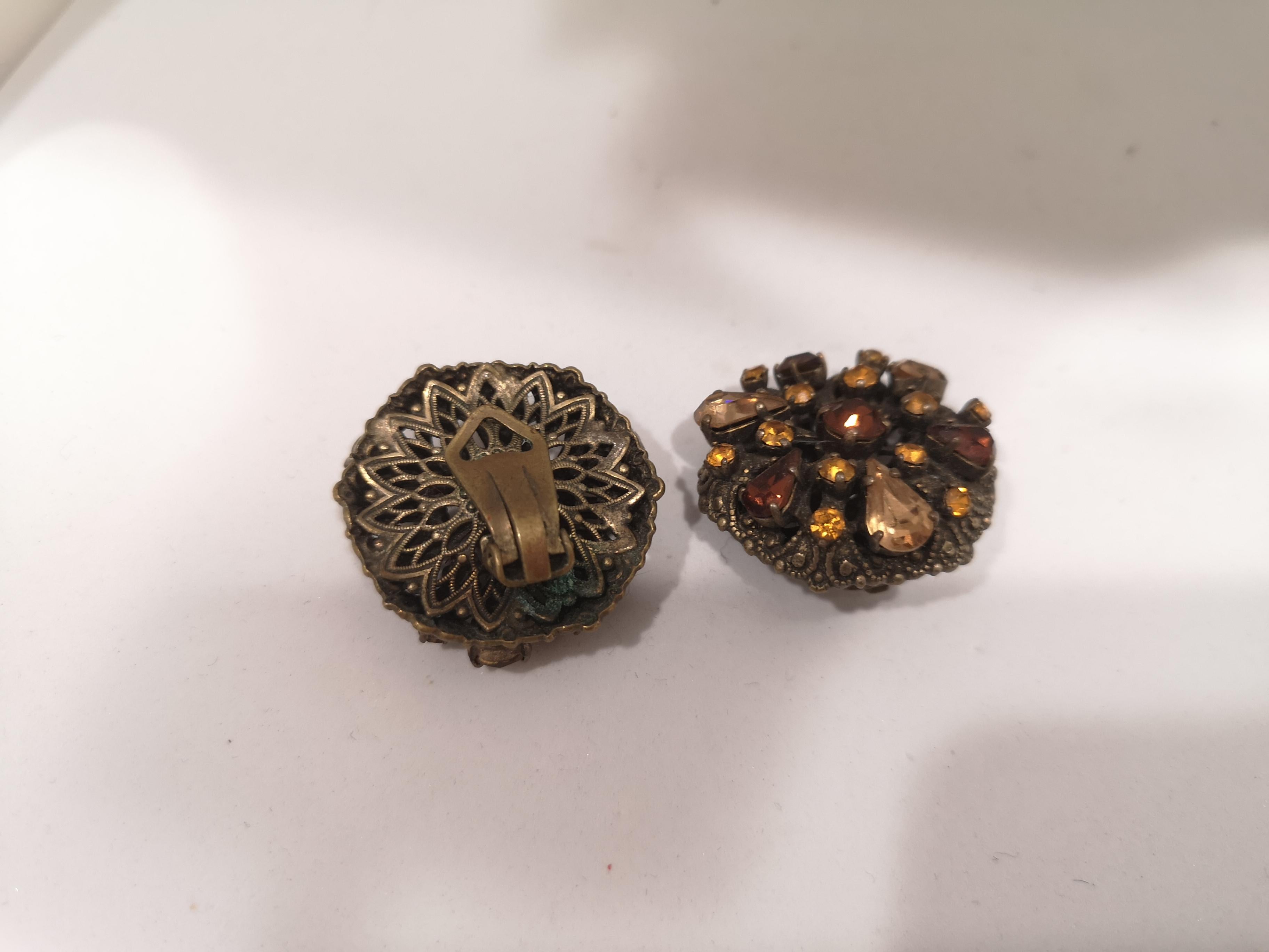 Vintage bronze tone amber swarovski stones clip on earrings
3x3 cm