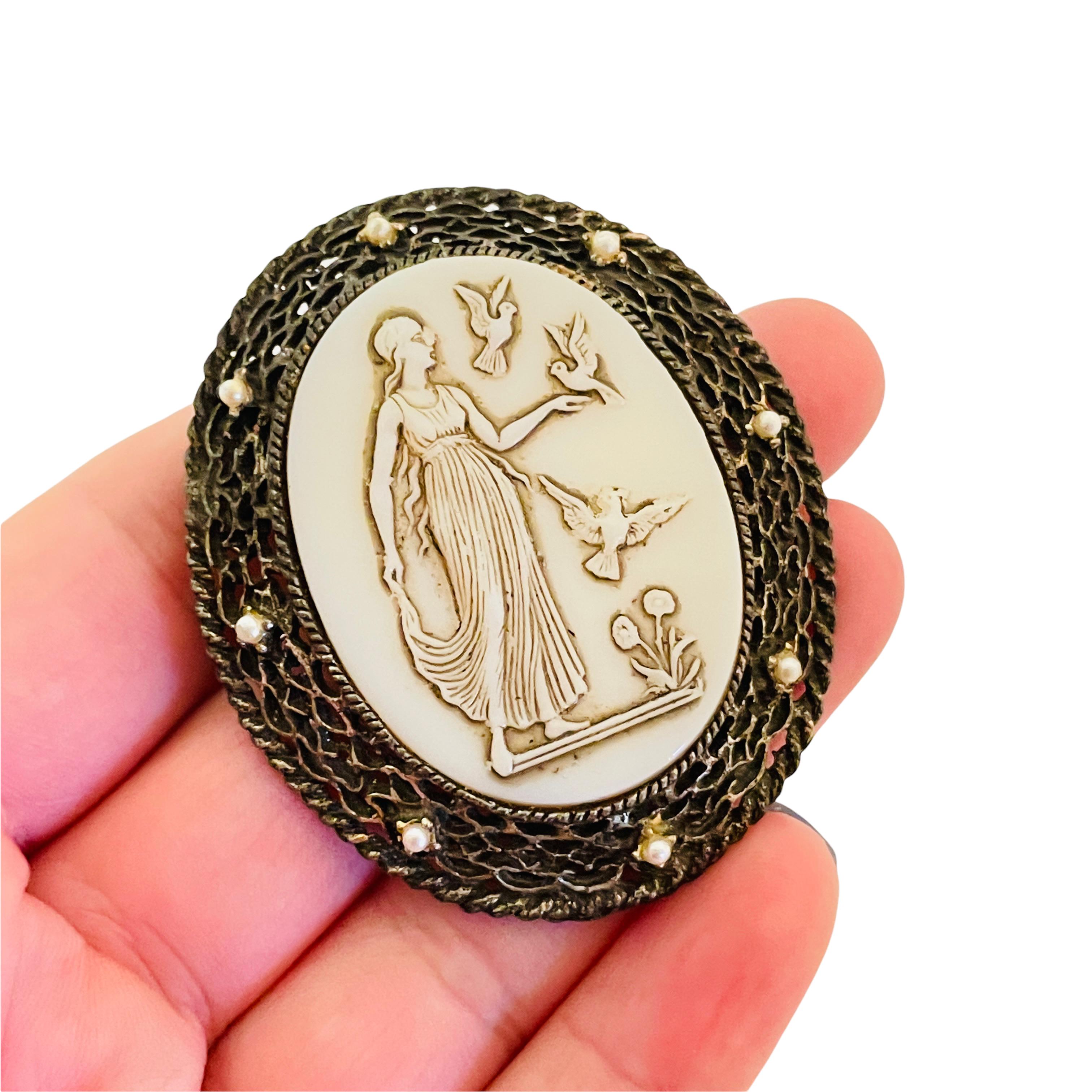 Women's Vintage bronze tone cameo pearls brooch pendant 