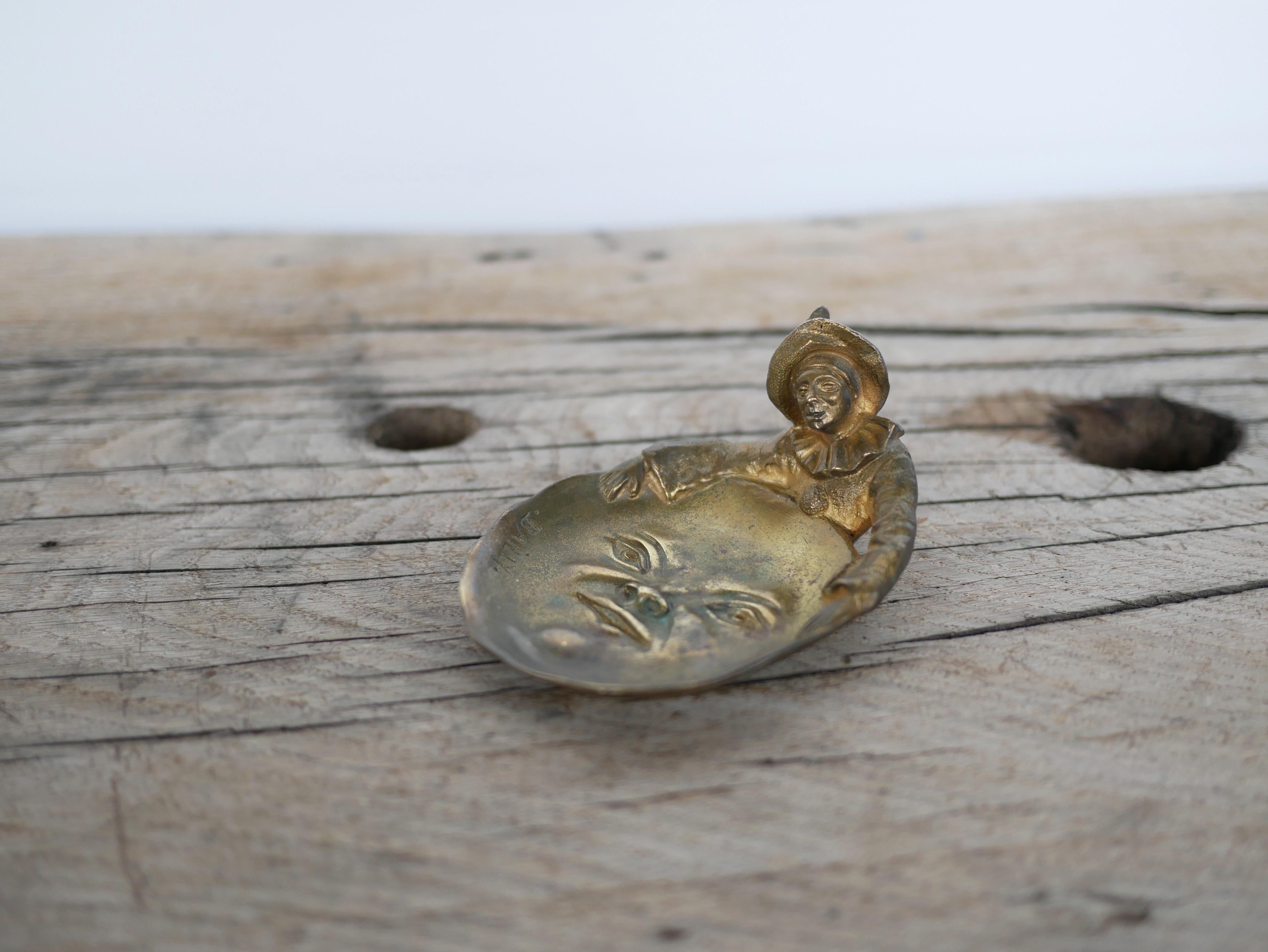 Videopoche in bronzo firmata Bailly, inizio del XX secolo.

Oggetto molto decorativo, sarà perfetto posizionato su un mobile, all'ingresso, in soggiorno, in camera da letto o in bagno, in una decorazione trendy e attuale. 
Il motivo del Pierrot che