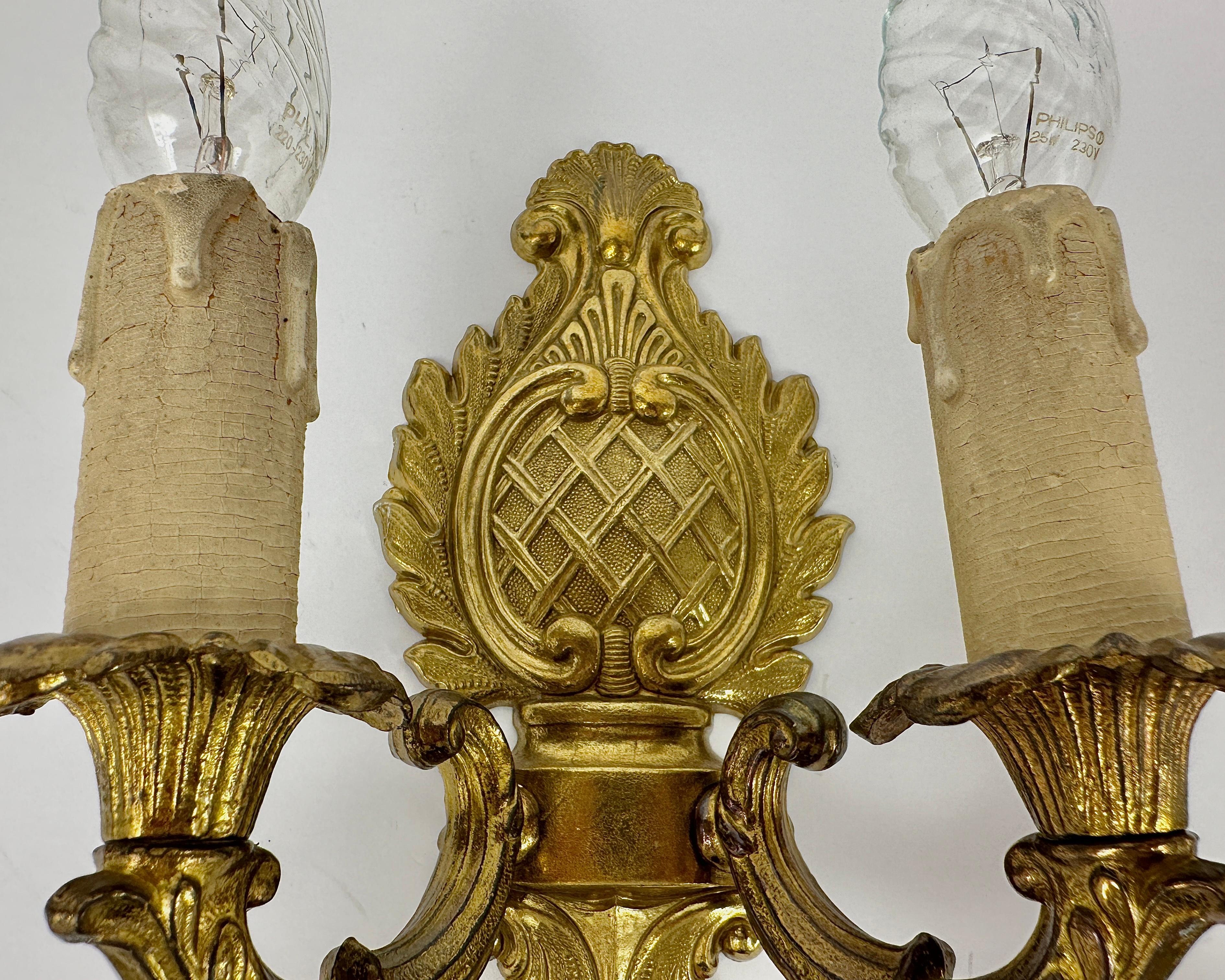 Vintage Bronze Wall Sconces Double Armed Lighting Lamp In Candelabra Style In Excellent Condition For Sale In Bastogne, BE