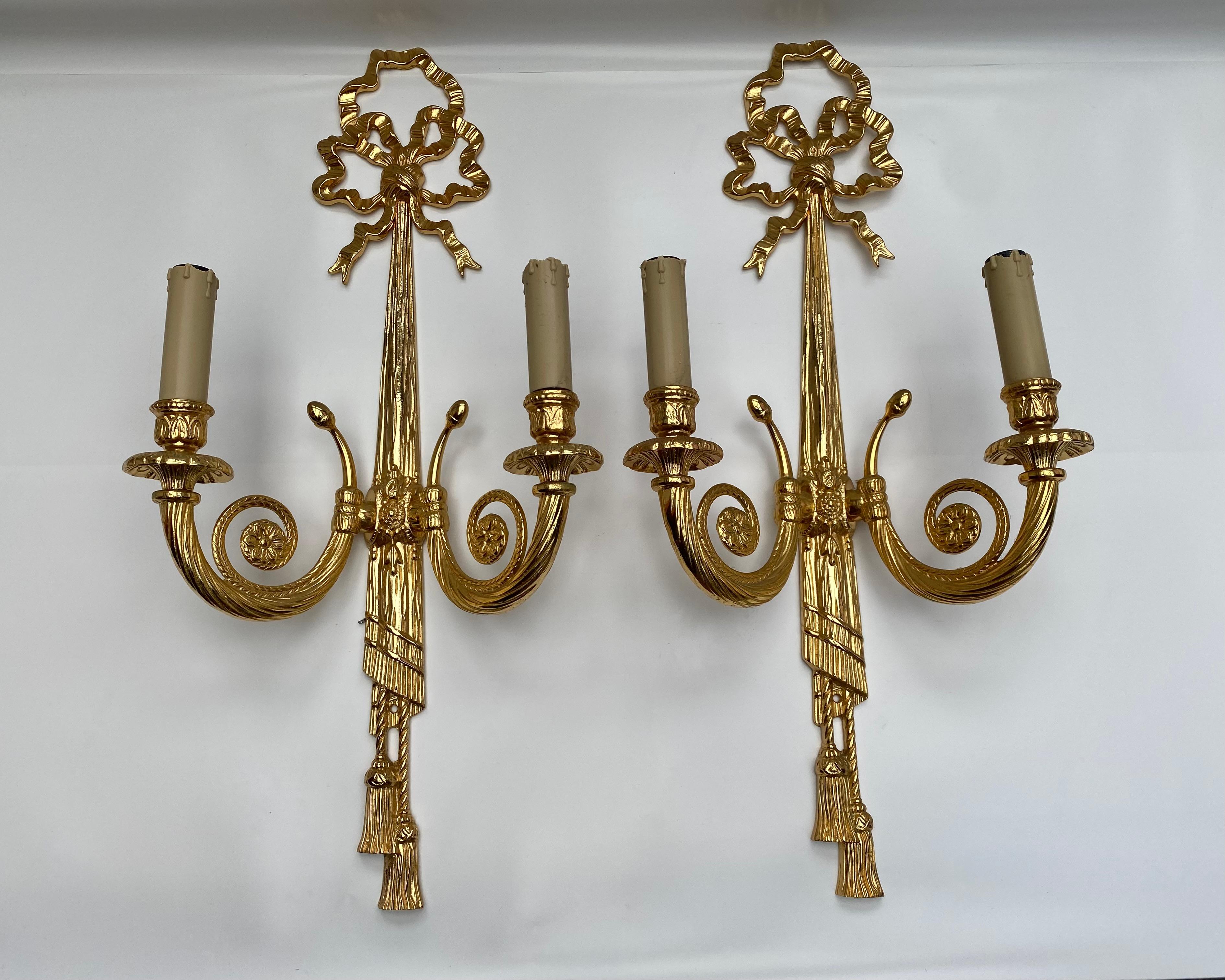 Magnifica coppia di grandi appliques in stile Luigi XVI.

Realizzate in bronzo dorato da Massive, in Belgio, queste bellezze vintage risalgono alla metà del XX secolo.

Trasudano un'eleganza senza tempo e sarebbero un'aggiunta straordinaria a