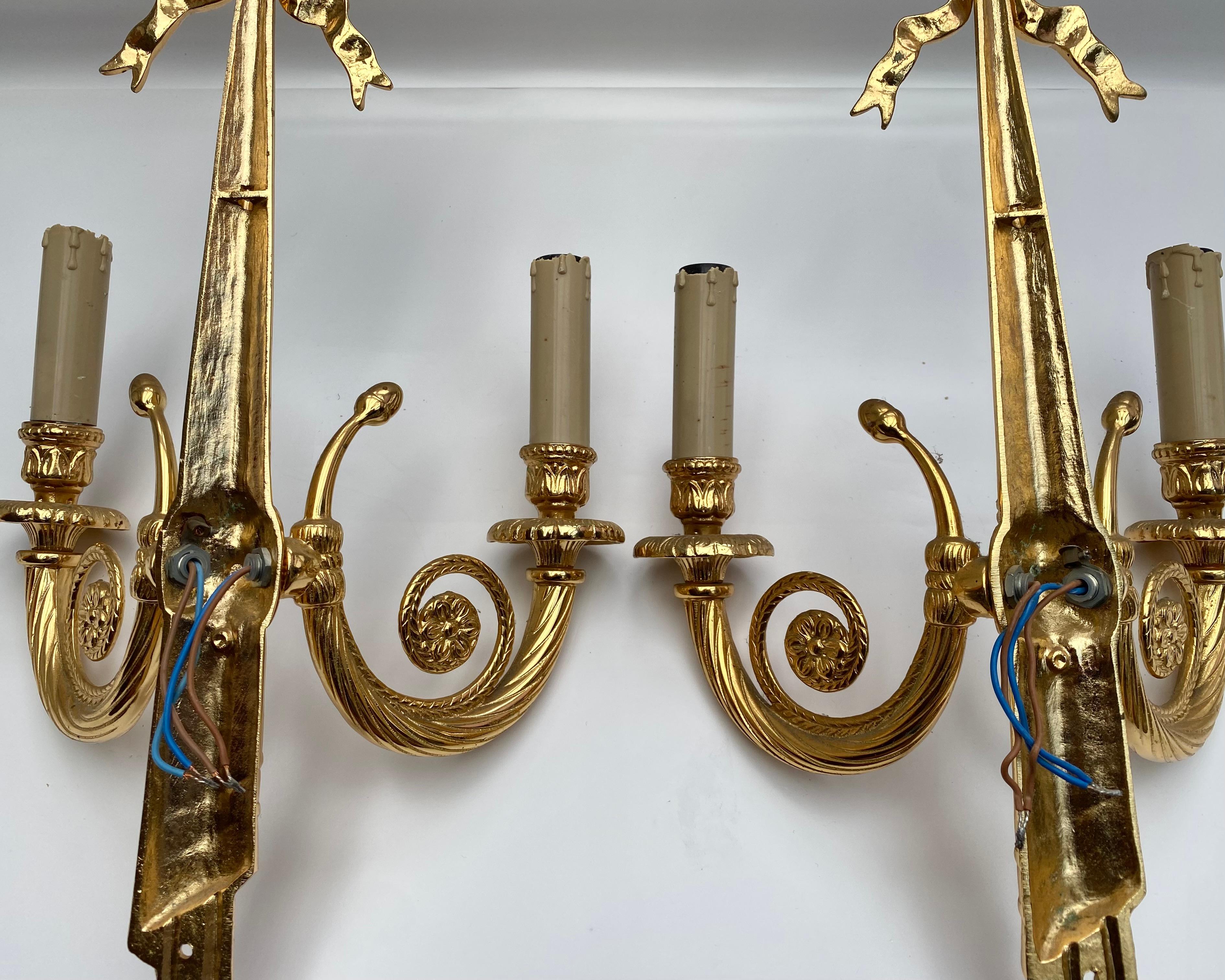 Metà XX secolo Applique in bronzo d'epoca in stile Luigi XVI, massiccio Belgio, bronzo dorato in vendita