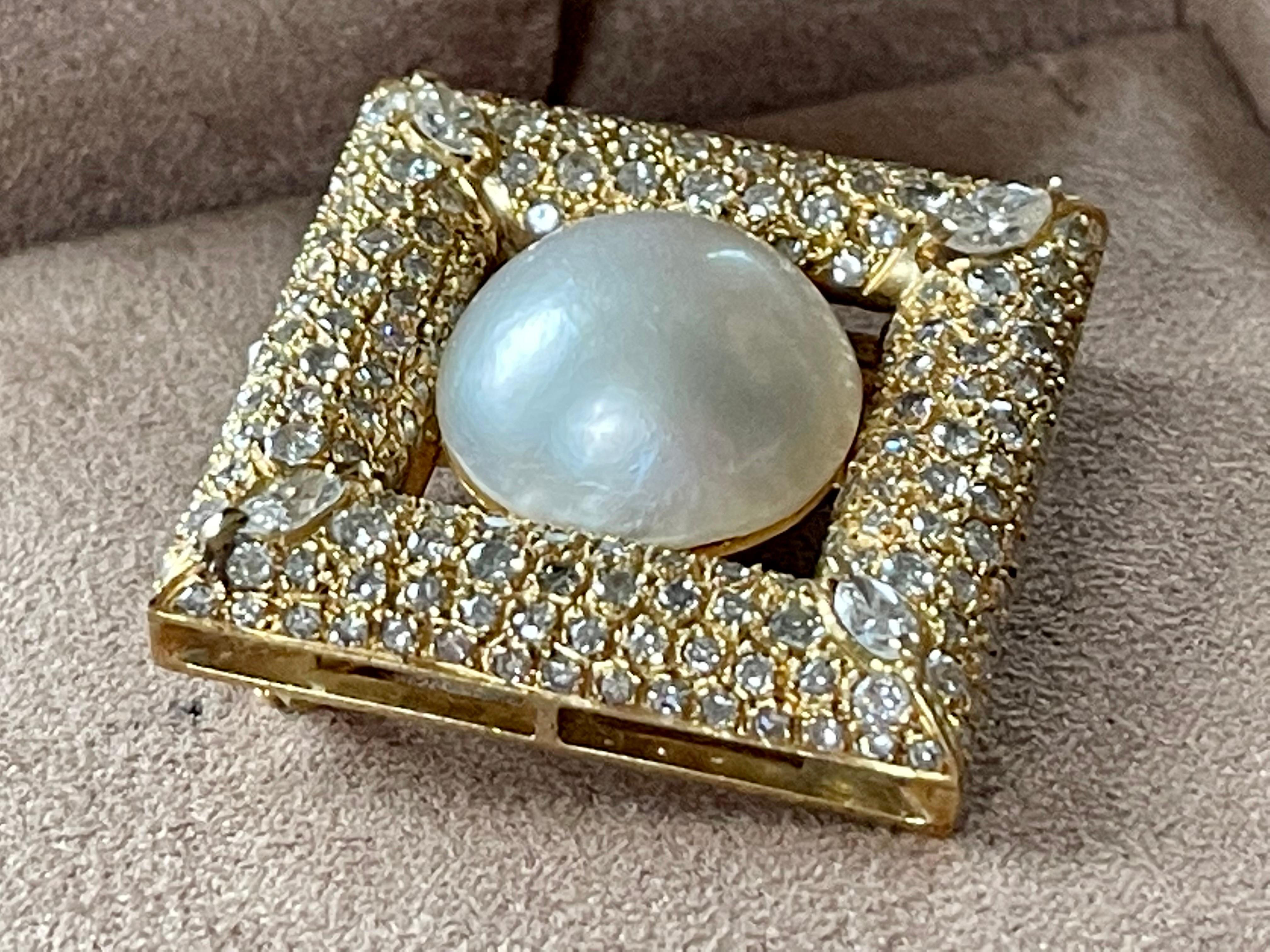 Attractive 18 K yellow Gold brooch set with 1 Mabe Pearl and brilliant cut Diamonds and 4 Marquise Diamonds with a total weight of approximately 4.50 ct, I color, si clarity.
The brooch measures 3.4 cm x 3.4 cm and weighs 26.84 grams. Matching