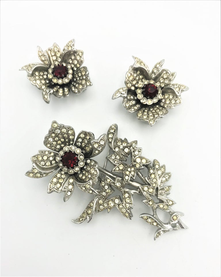 Vintage Brooch and matching ear clips set rhodium and rhinestones 1940s USA  For Sale 1