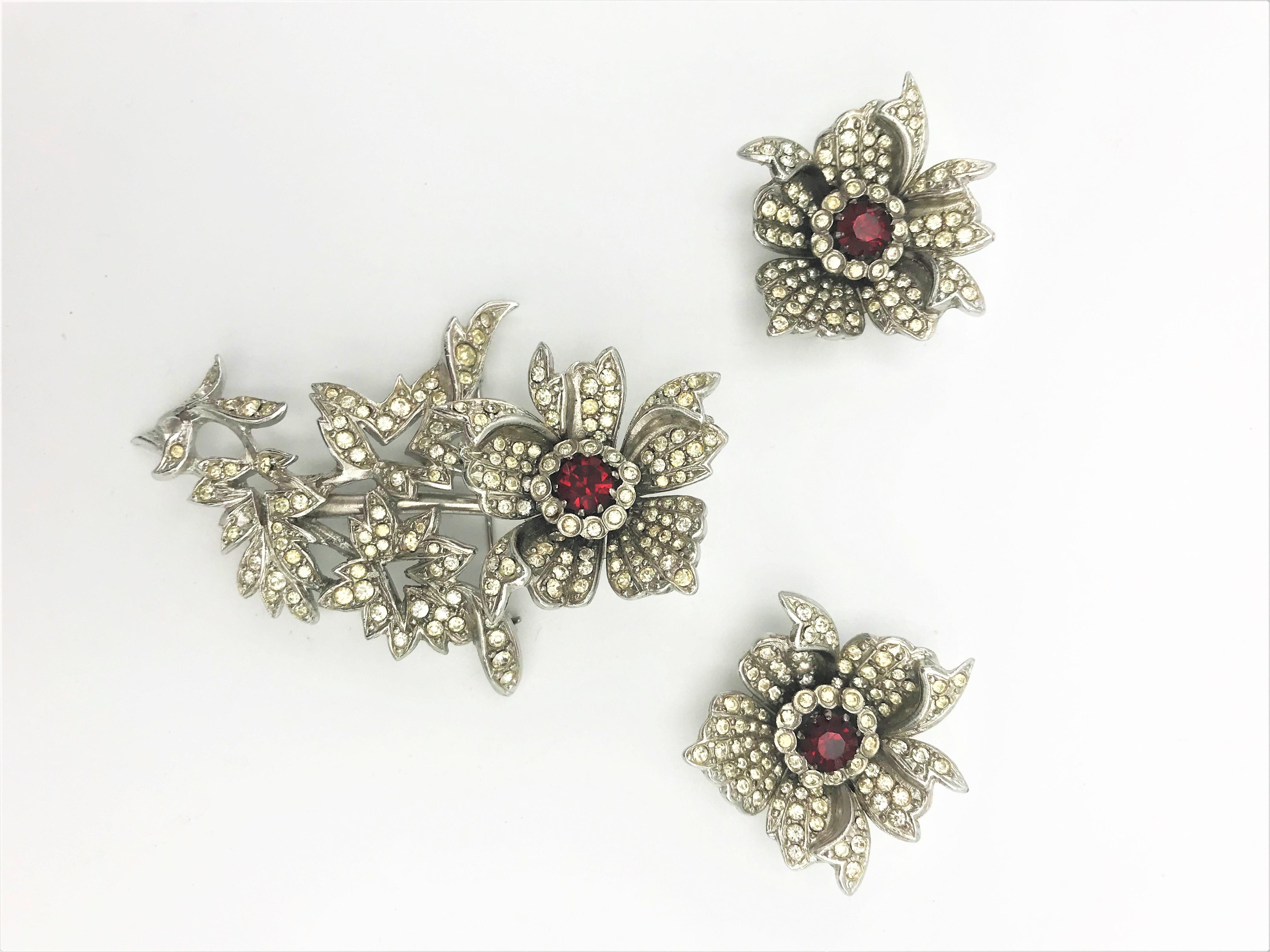 Vintage Brooch and matching ear clips set rhodium and rhinestones 1940s USA  In Excellent Condition For Sale In Stuttgart, DE