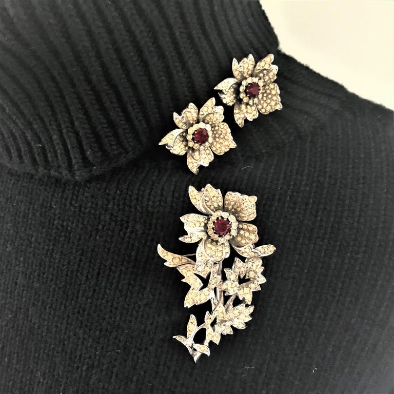 Vintage Brooch and matching ear clips set rhodium and rhinestones 1940s USA  For Sale 3