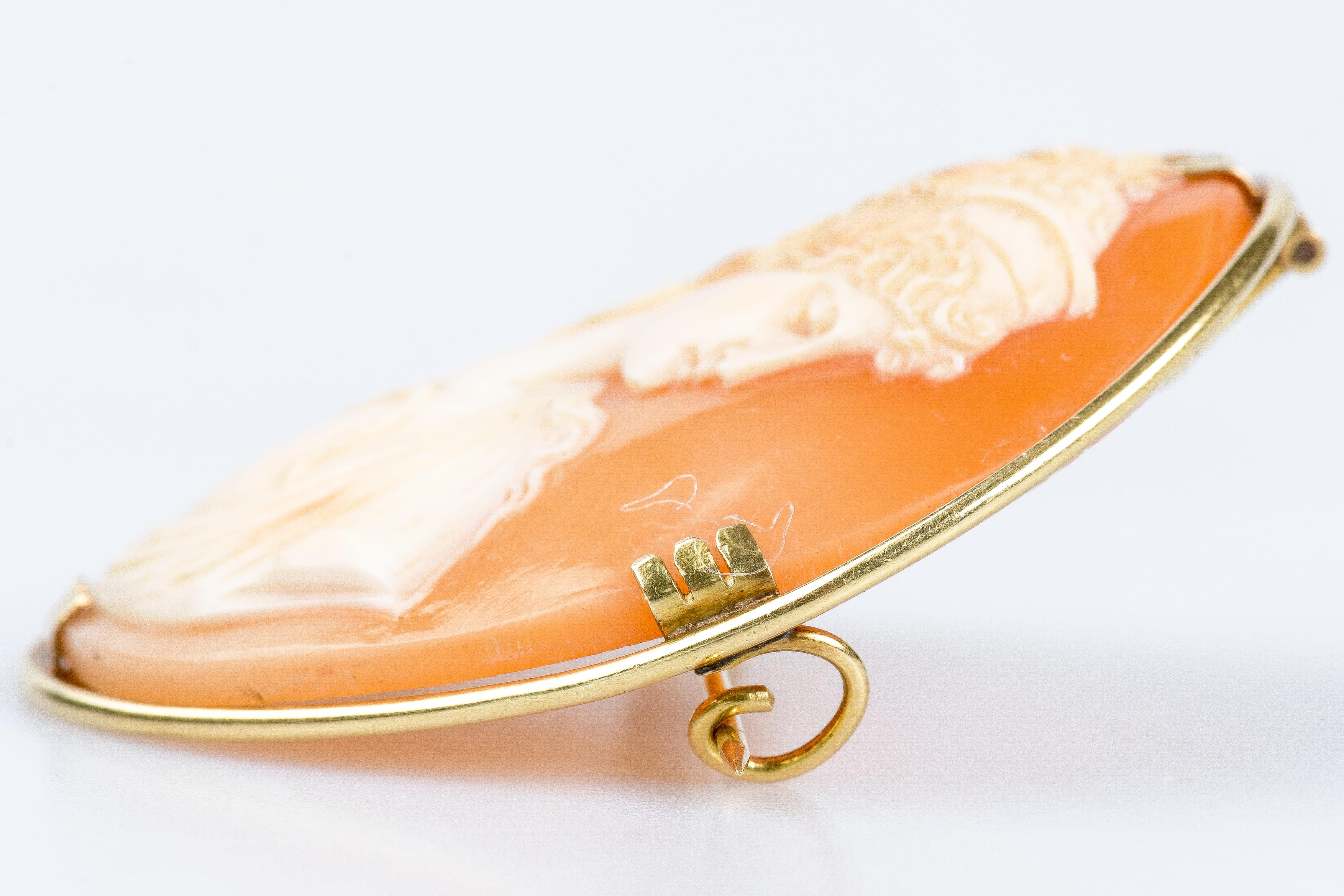 Vintage brooch in 18 carat yellow gold decorated with a cameo 8